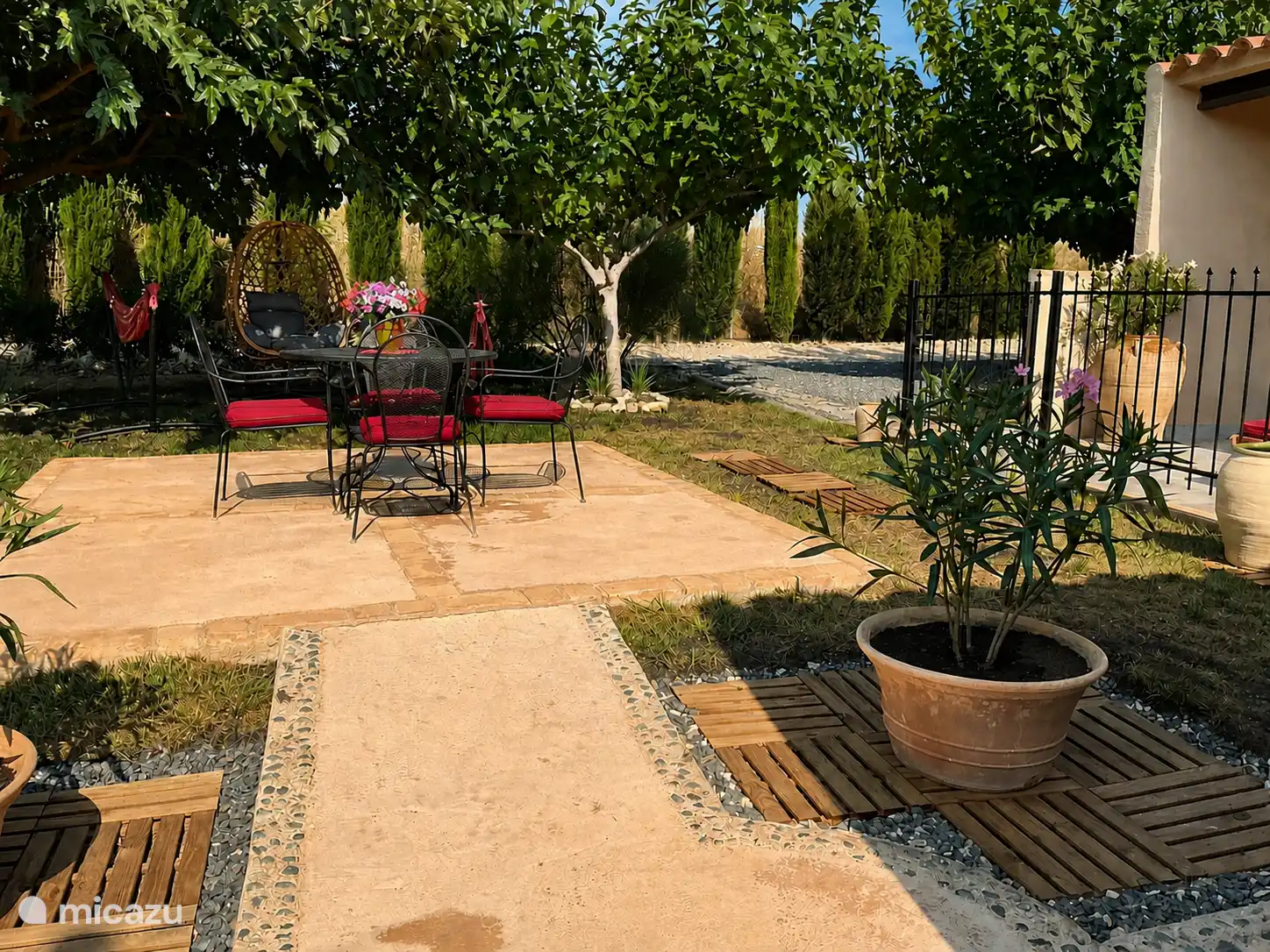 Terraza, silla colgante y aparcamiento