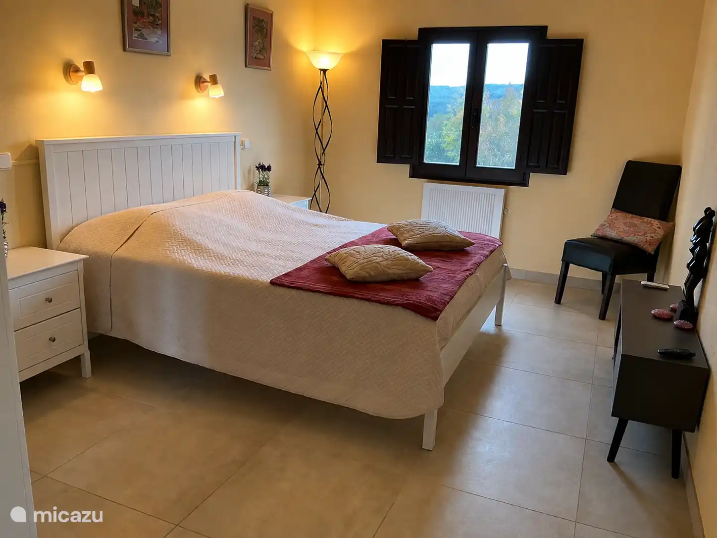 Dormitorio con aire acondicionado y ventilador de techo