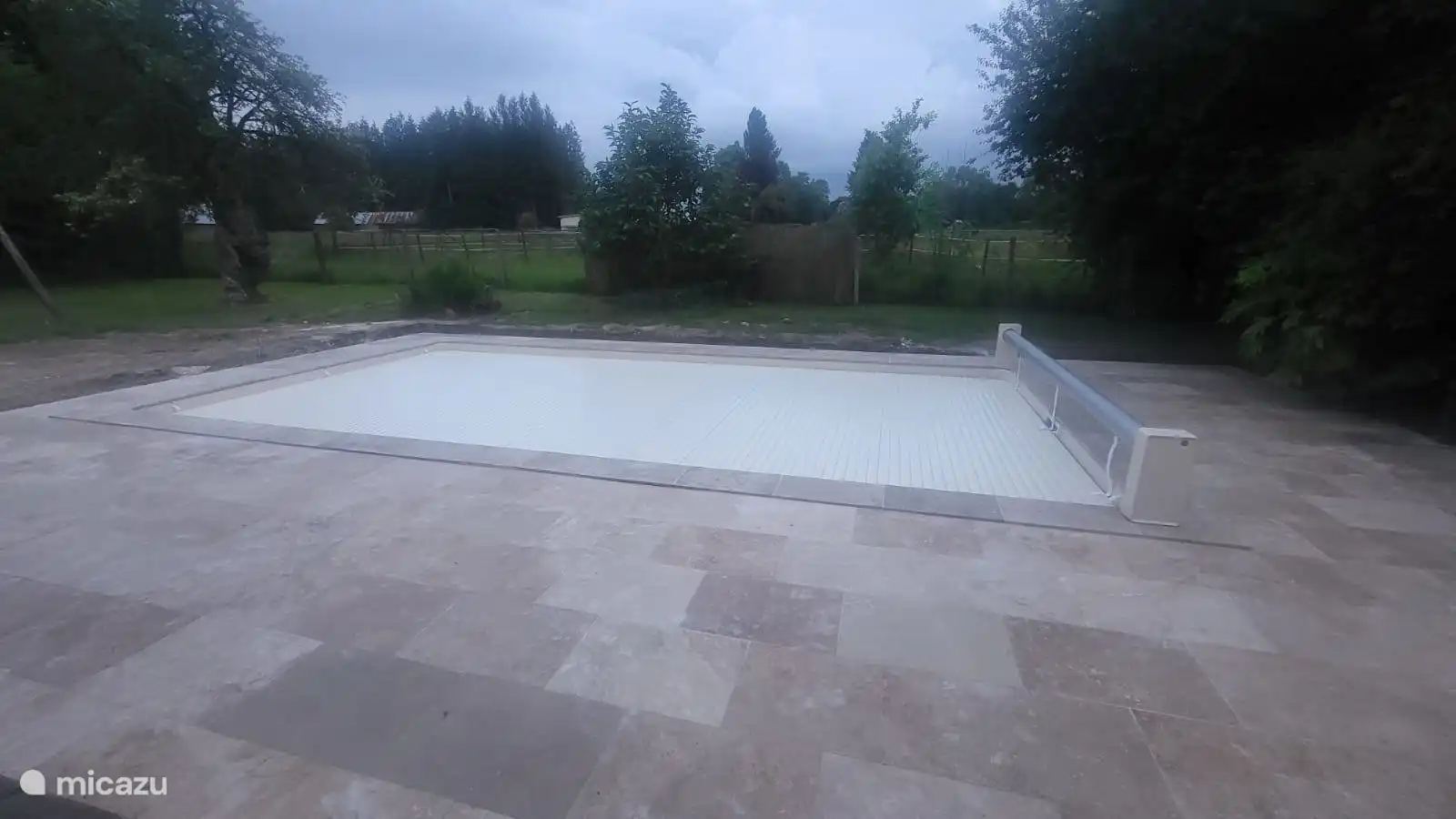 Piscina asegurada por su persiana enrollable eléctrica sumergida