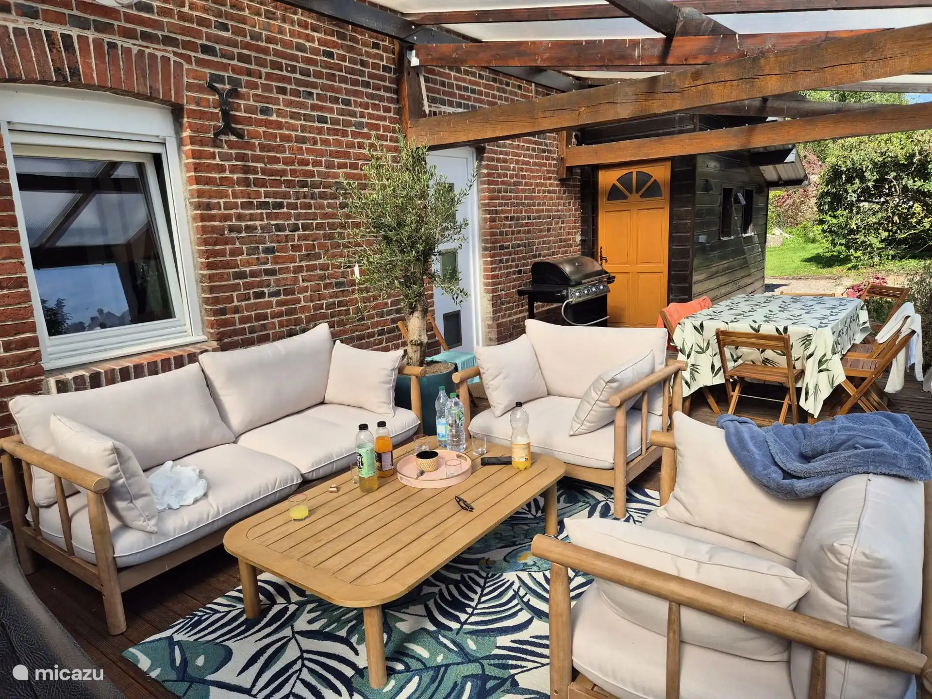 Muebles de jardín, mesa de comedor y barbacoa 