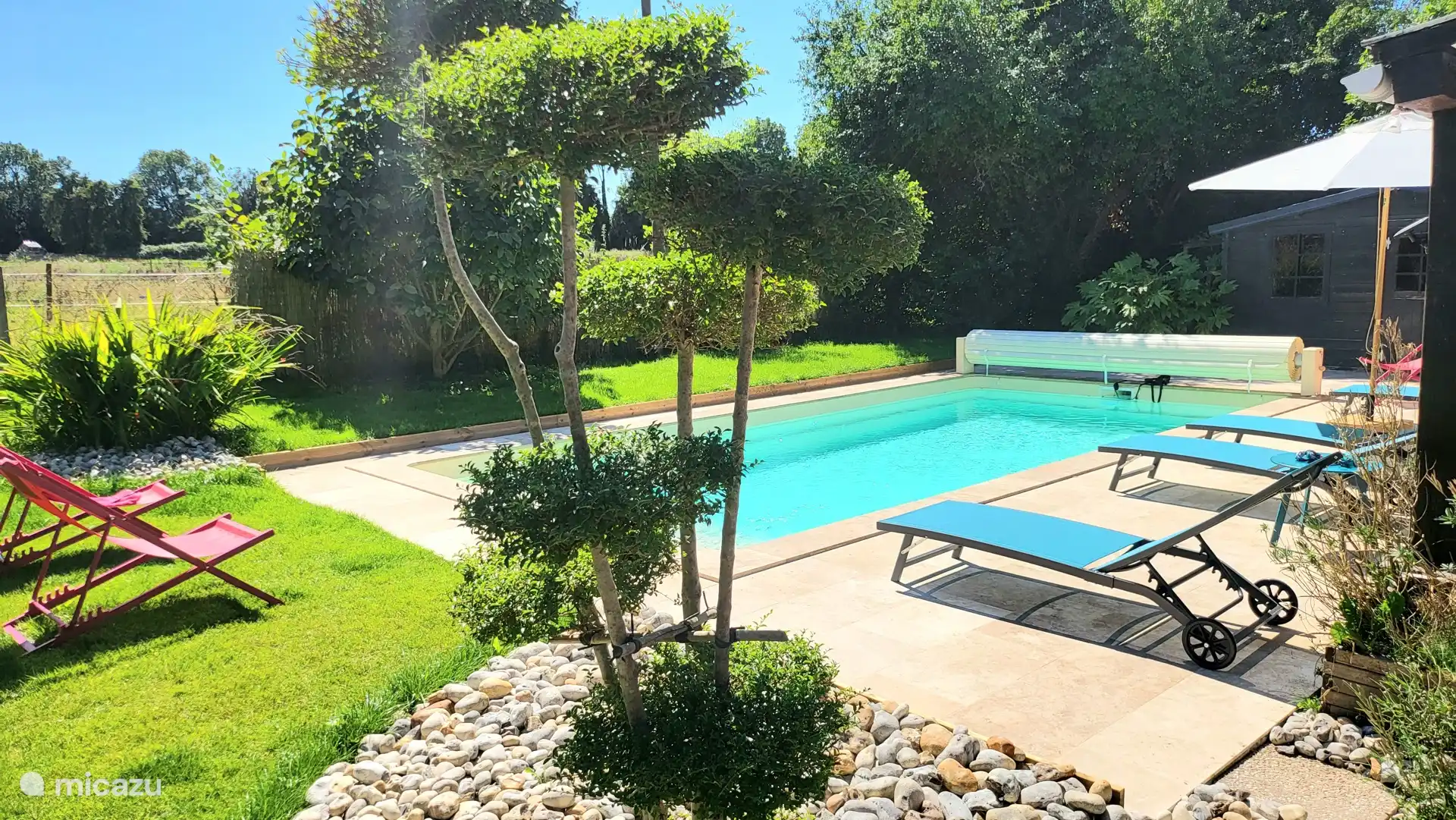 Piscina y jardín bucólico