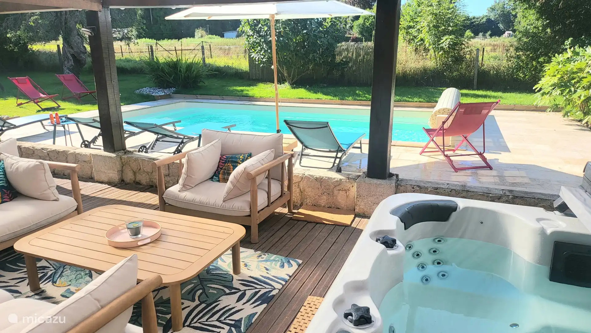 Piscina, jacuzzi Spa a la derecha y descanso bajo una terraza protegida