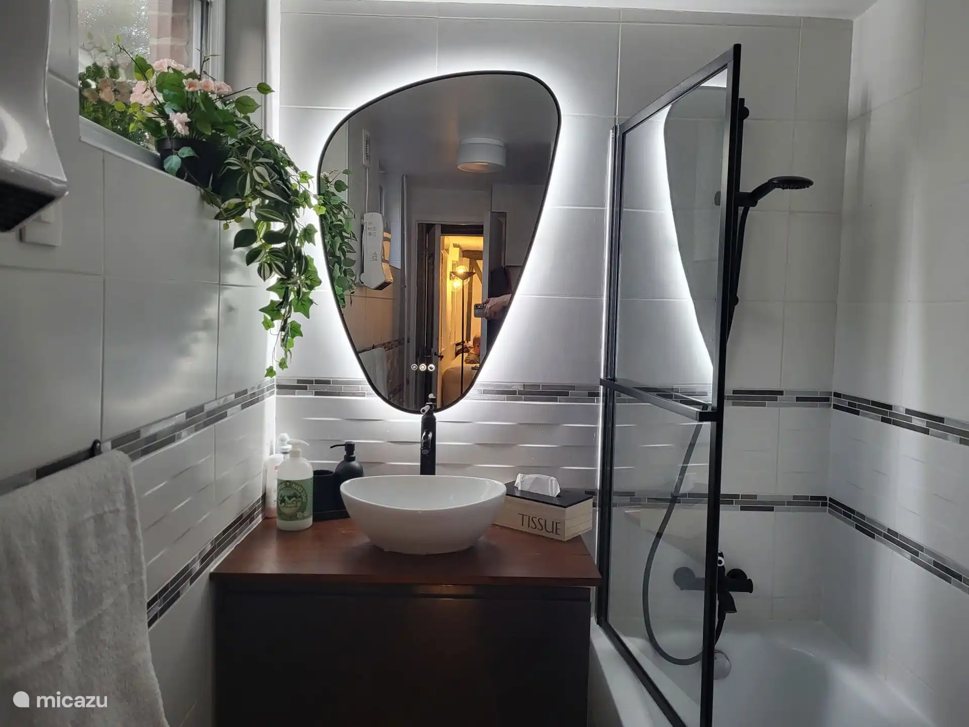 Baño con bañera y inodoro