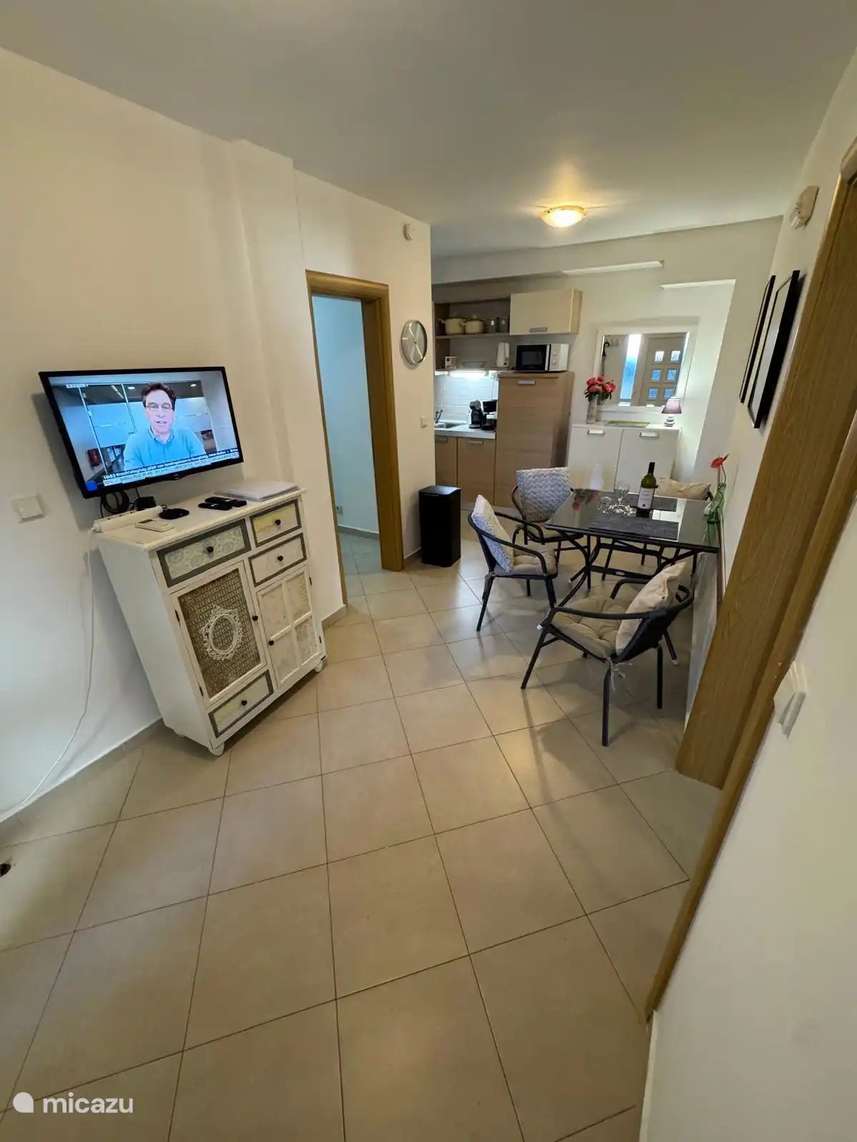 Apartamento Maja, cocina, salón con televisor y armario con información, etc