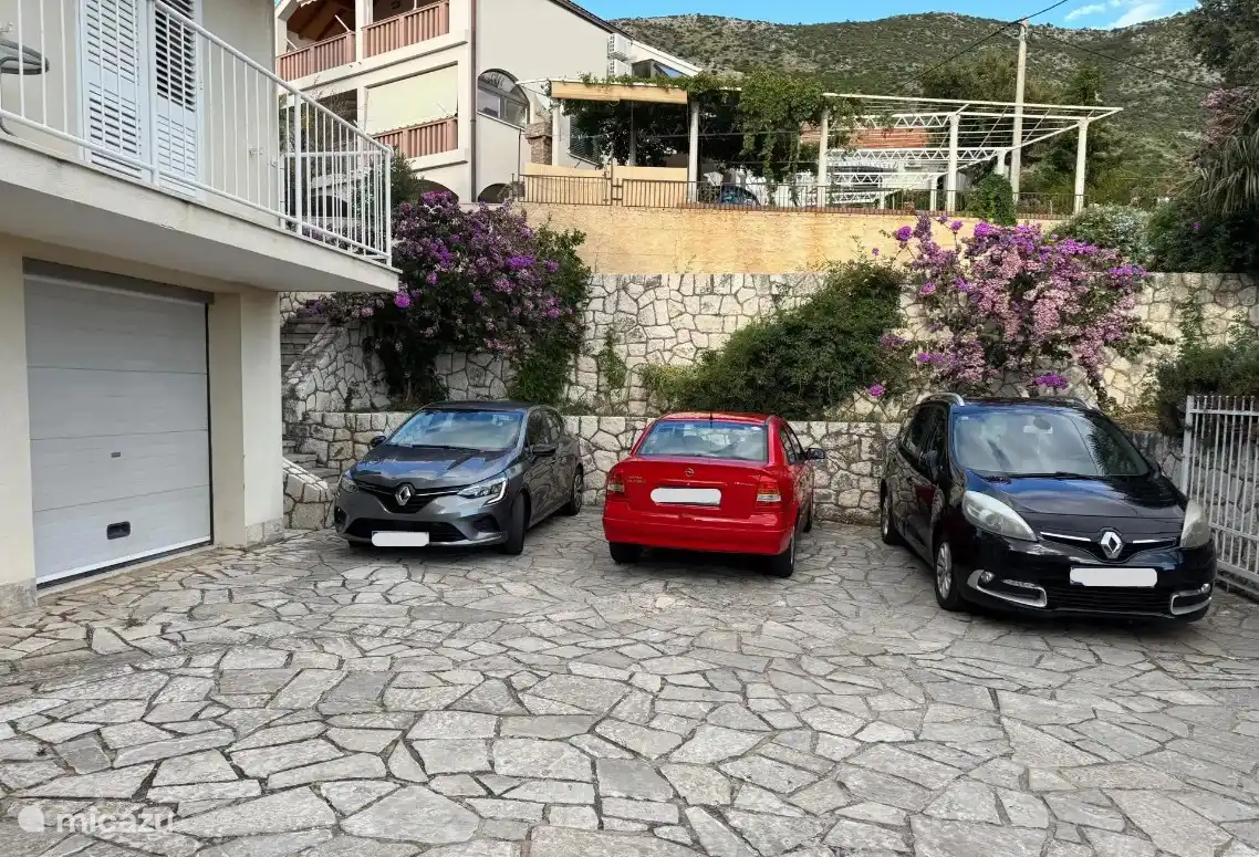 Apartamento Maja aparcamiento en la planta baja. El aparcamiento junto al garaje es el aparcamiento privado del apartamento 