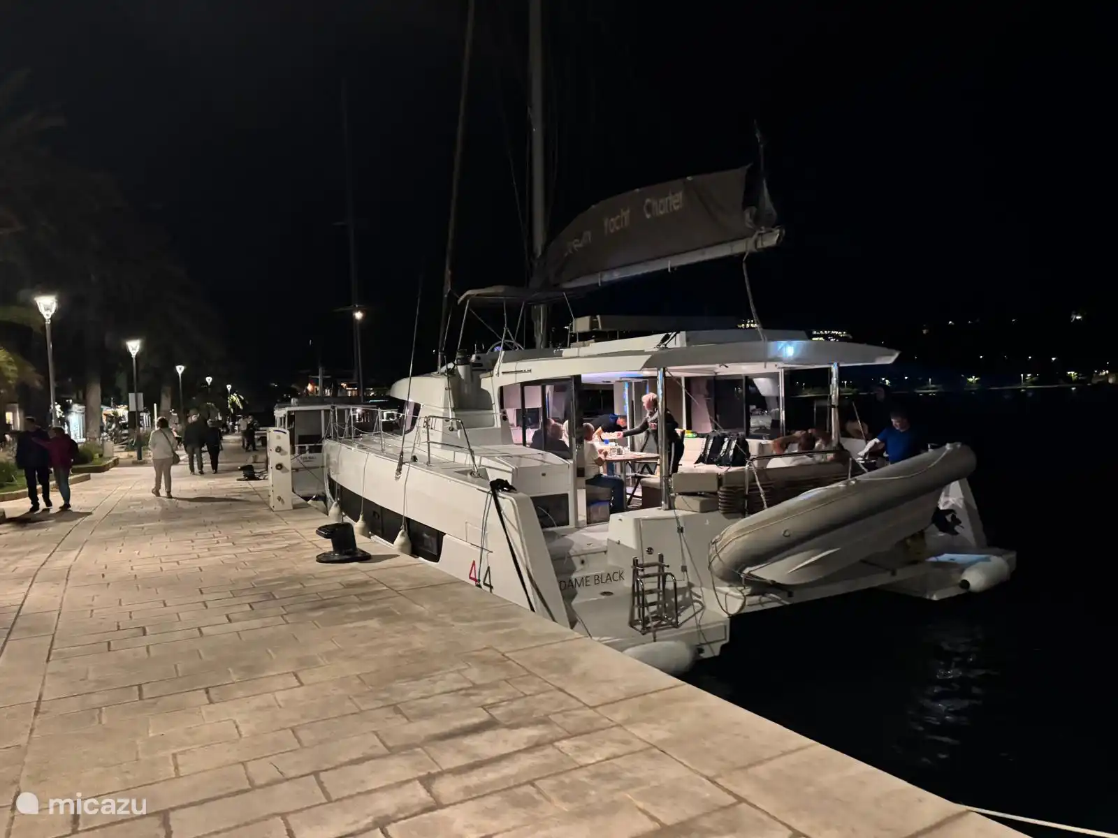 Bulevar del muelle Cavtat amarrado con muchos barcos