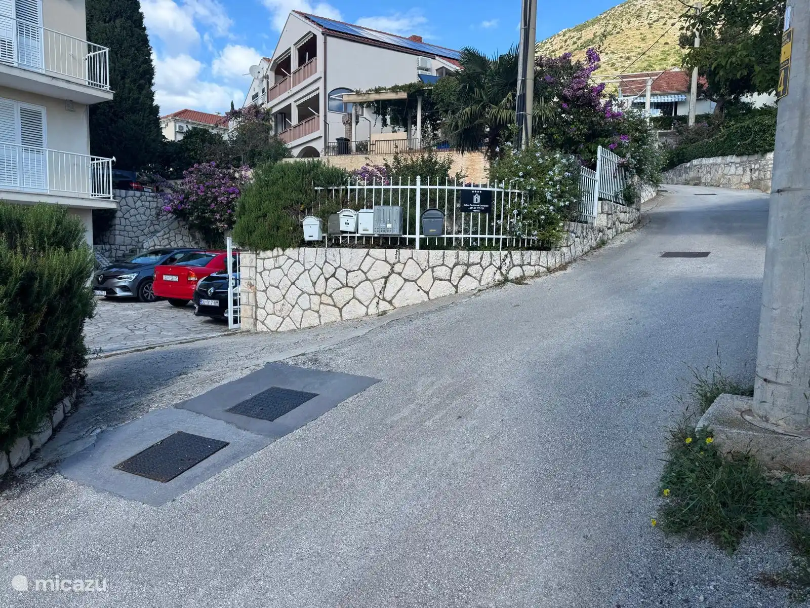 Edificio de entrada con aparcamiento privado 