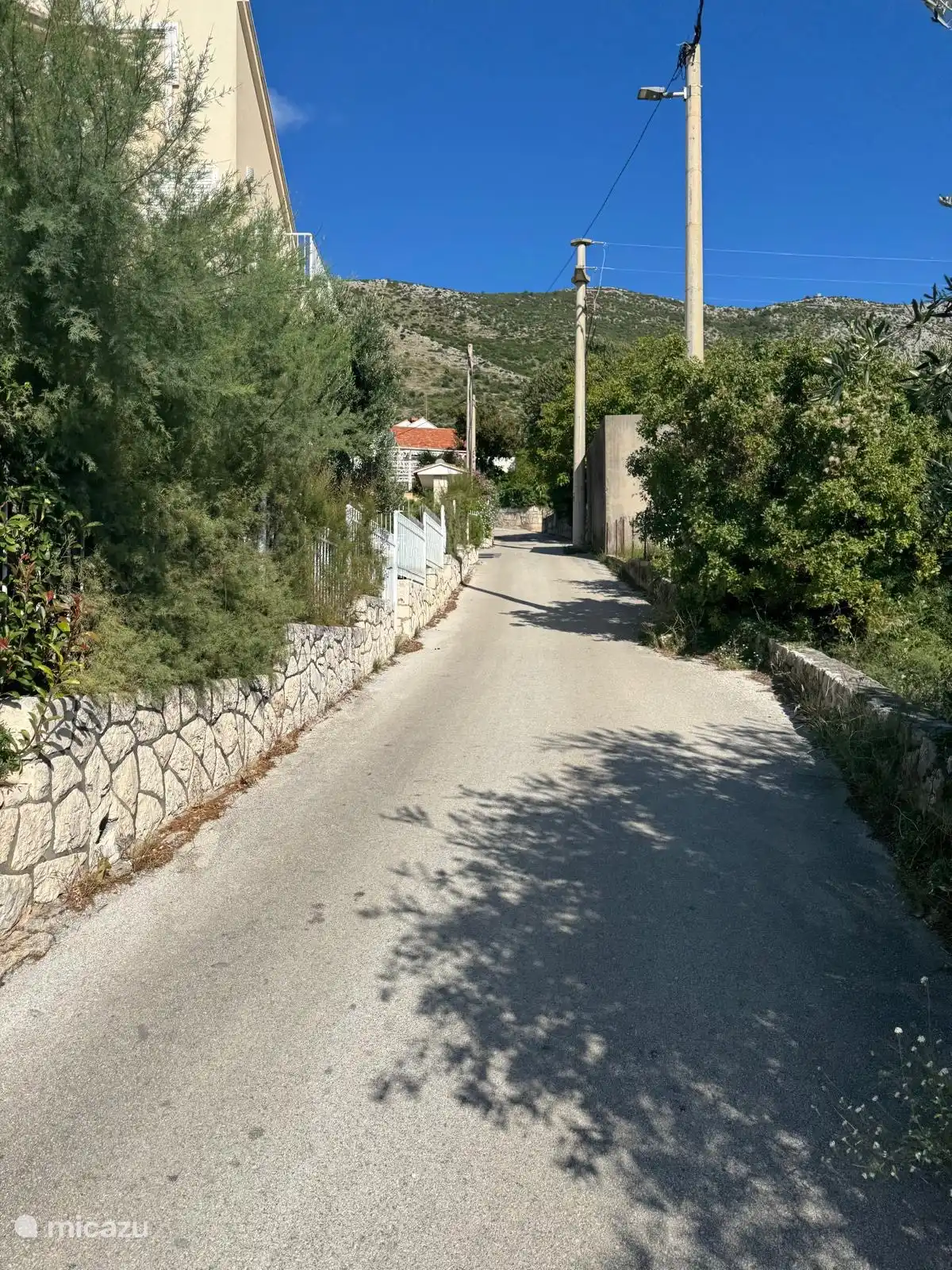La carretera al apartamento con plazas de aparcamiento privadas suma tres niveles. Nuestra plaza de aparcamiento está en el último nivel justo delante del garaje 