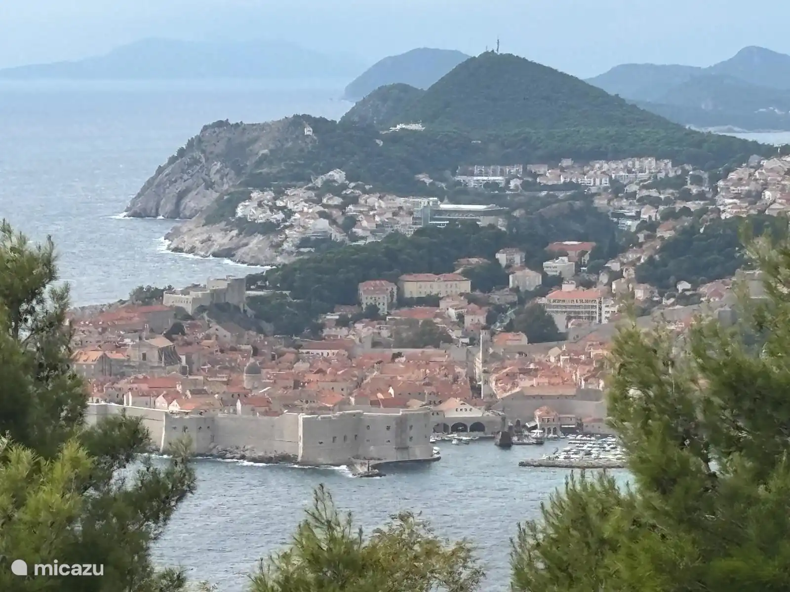 Se puede llegar a Dubrovnik en taxi acuático cada media hora en alta temporada, en coche, transporte público o taxi. También puedes alquilar un coche en el aeropuerto, a quince minutos 