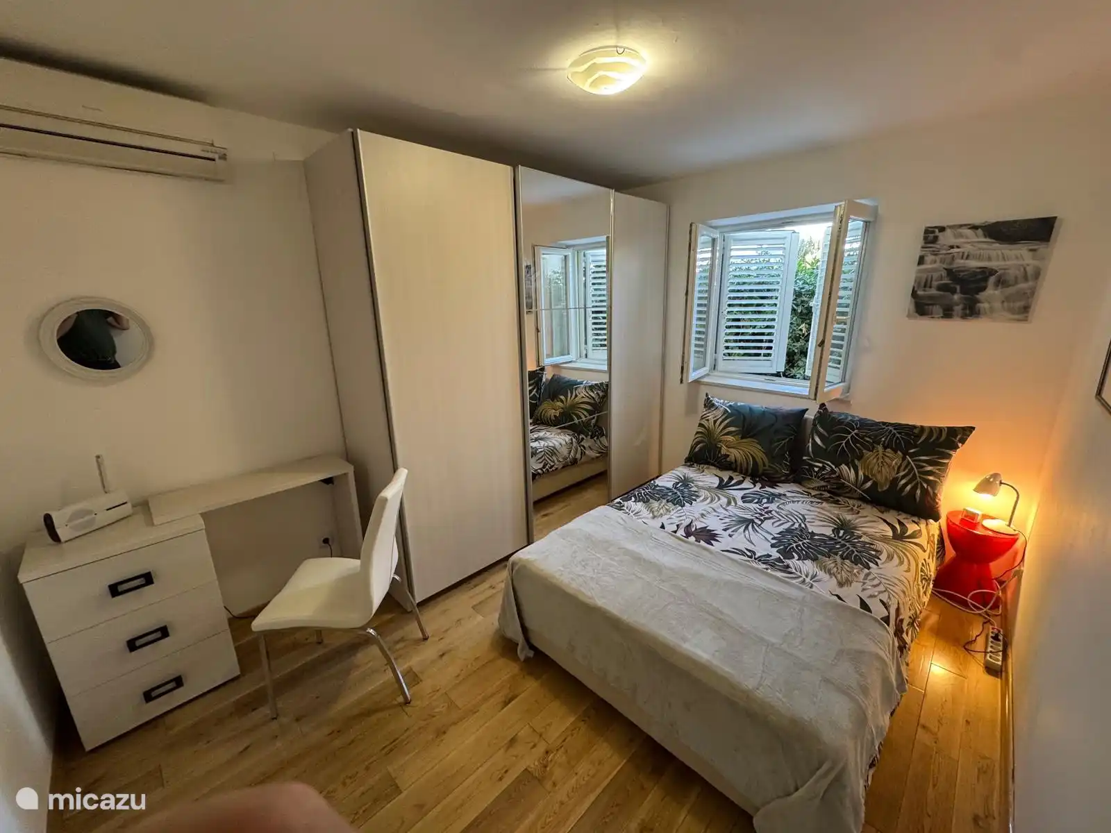 Apartamento Maja, dormitorio con un armario grande con ropa de cama y toallas. Tocador y secador de pelo en él