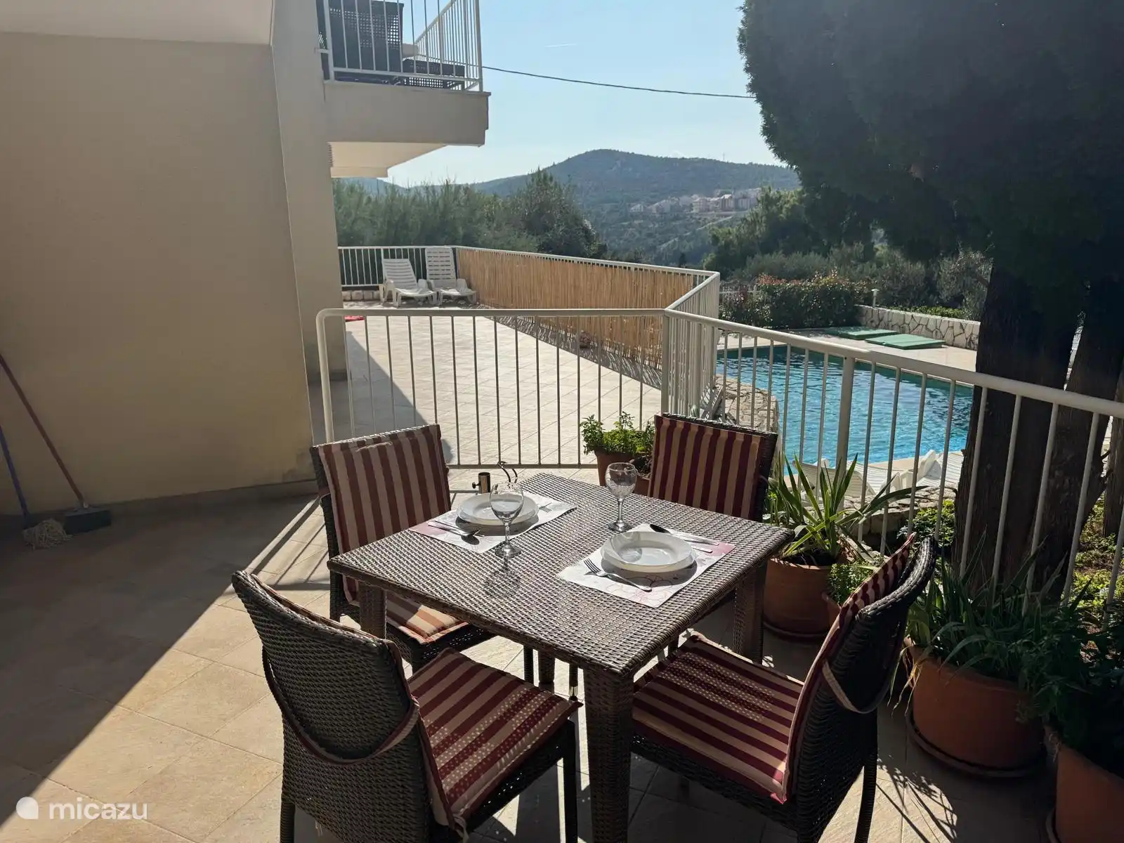 Apartamento Maja con terraza compuesta por mesa y cuatro sillas 