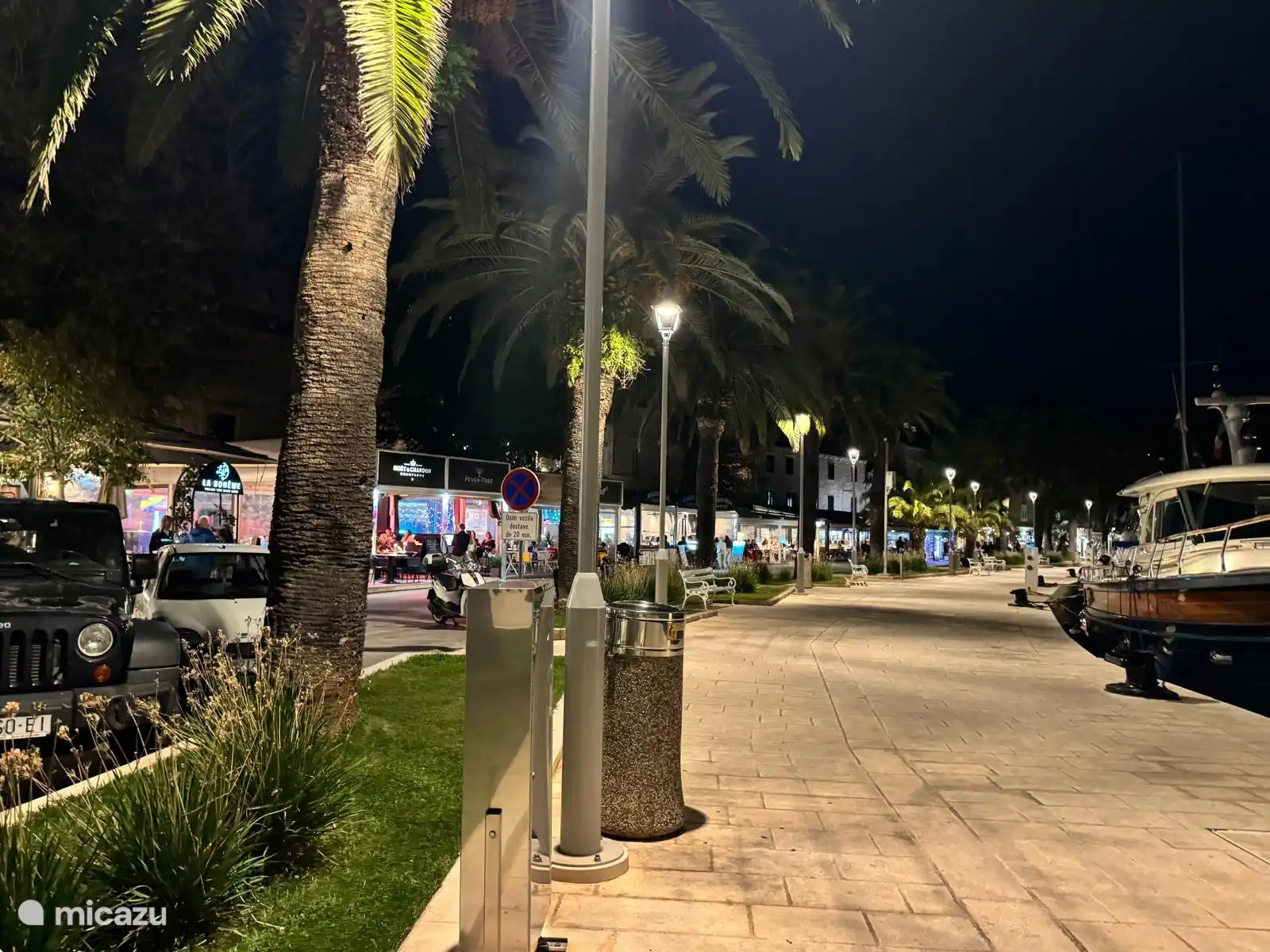 Muelle Boulevard Cavtat por la tarde con acogedores restaurantes y cafetería 