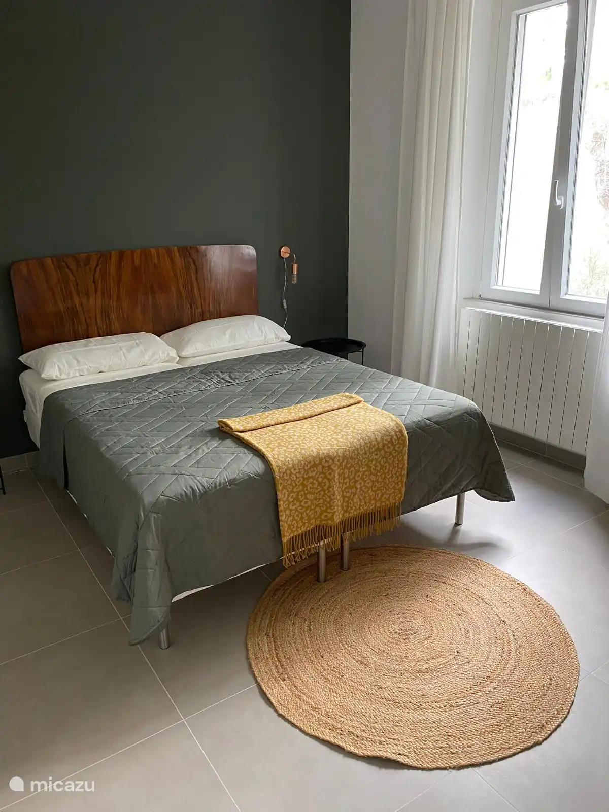 Chambre avec 2 lits simples. Sur la photo, continu, mais qui peut aussi être placé séparément