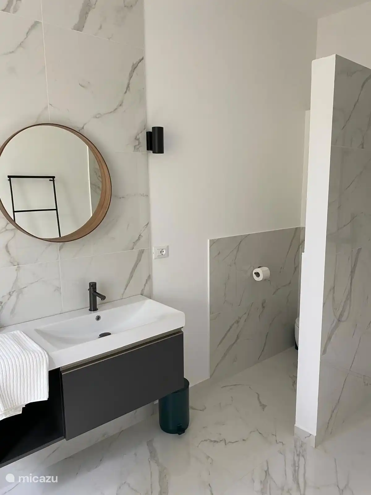 Salle de bain dans la chambre principale