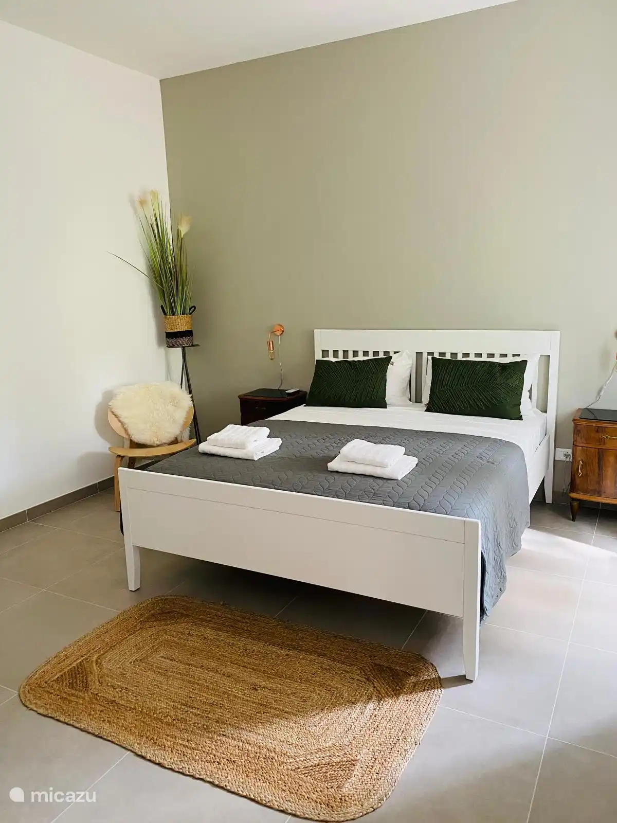 Chambre principale avec climatisation et salle de bain attenante