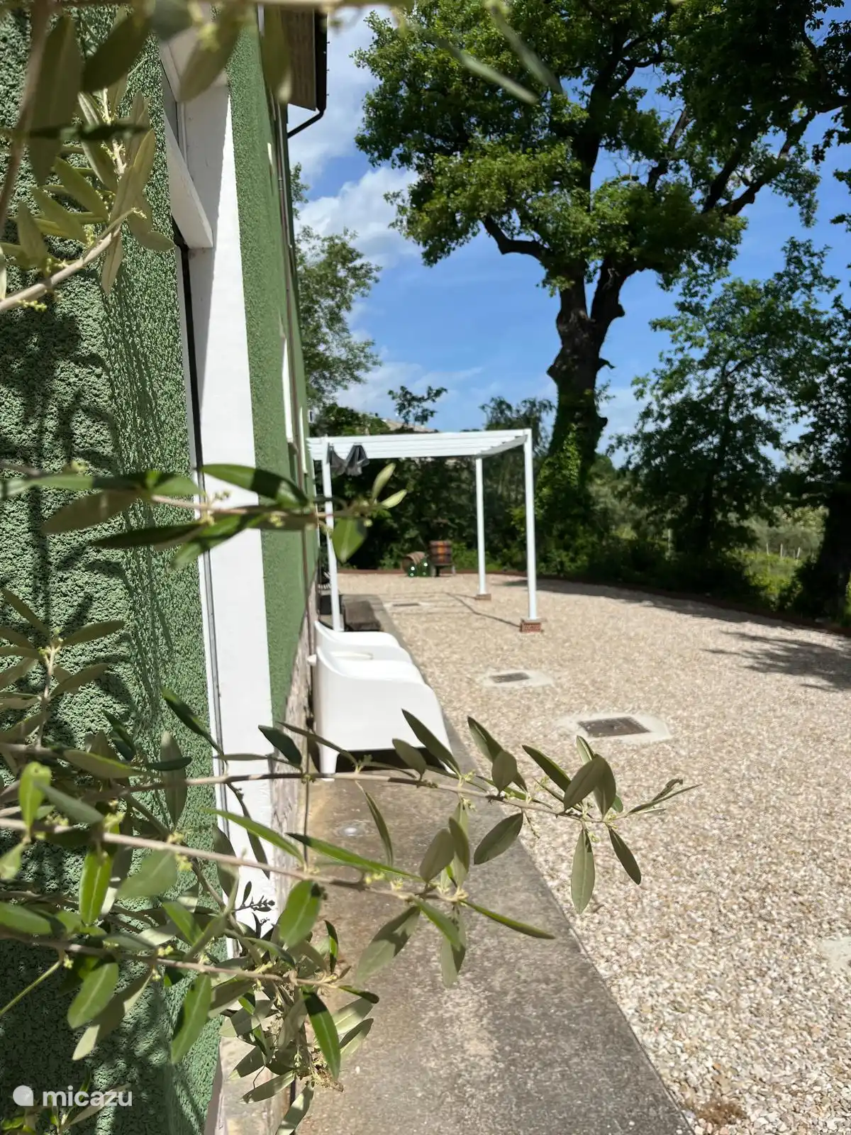 Côté droit de la maison avec vue