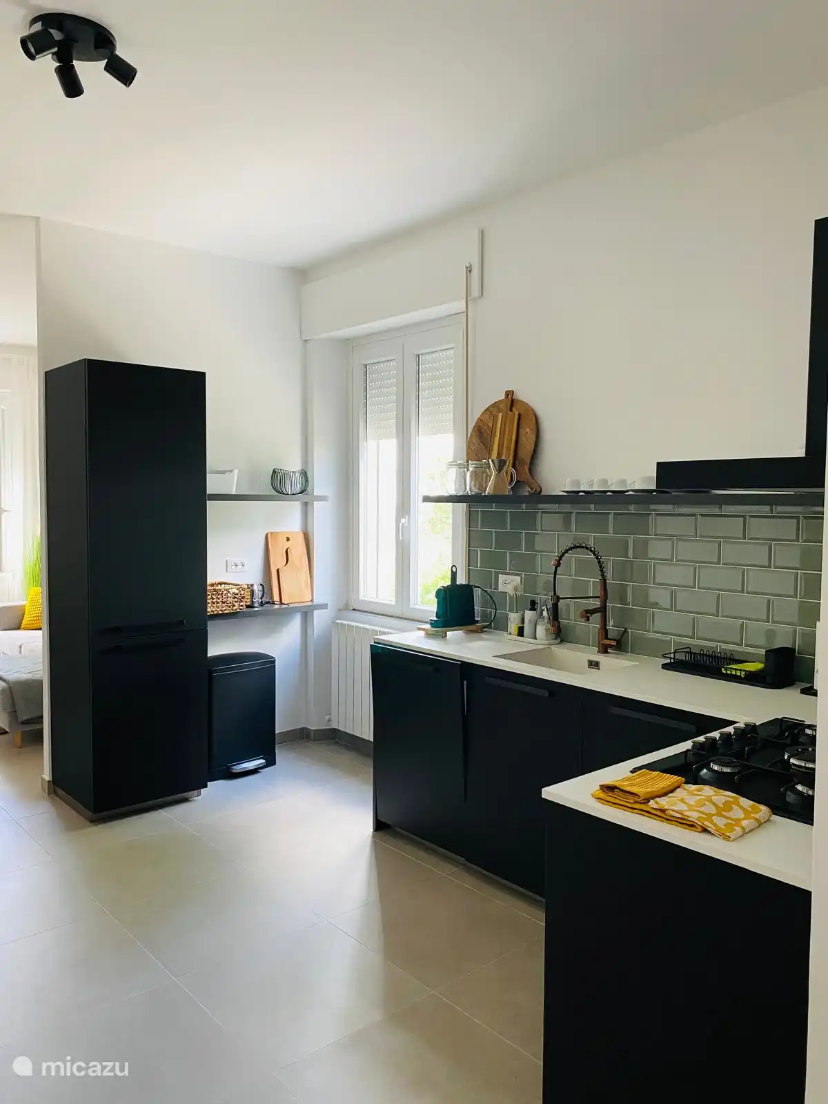 Cuisine très vaste avec cuisinière à gaz, four et lave-vaisselle