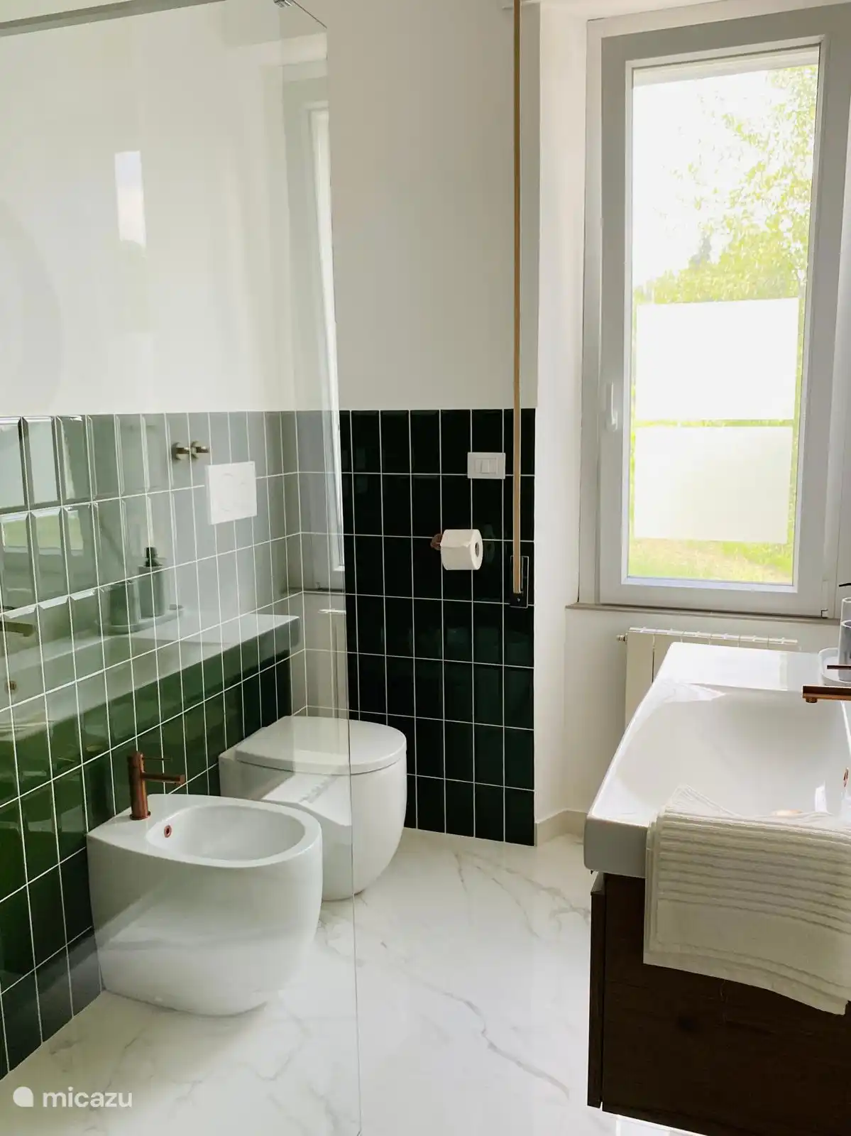 Deuxième salle de bain séparée de la chambre avec bidet et toilettes