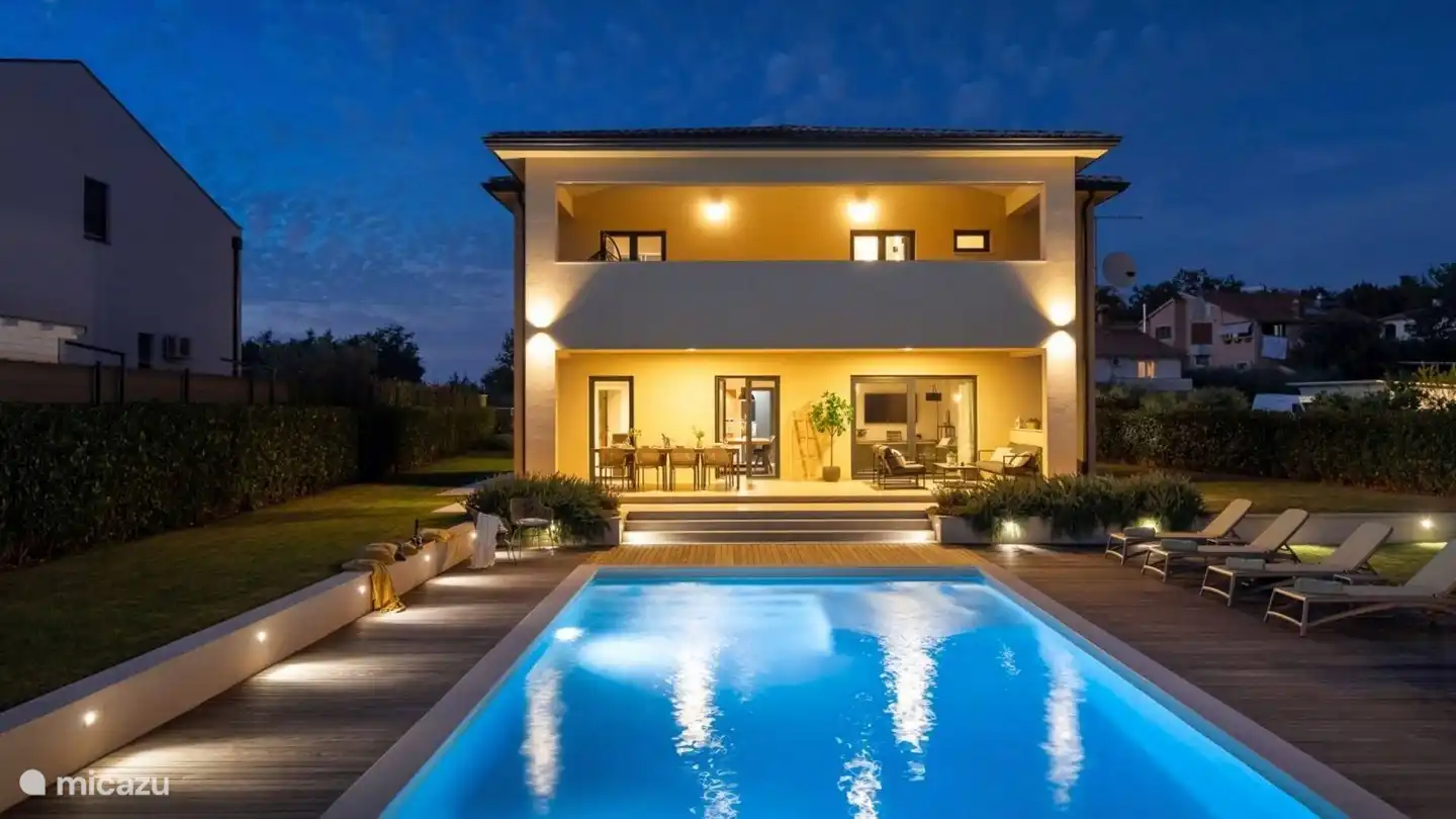 de villa 's avonds