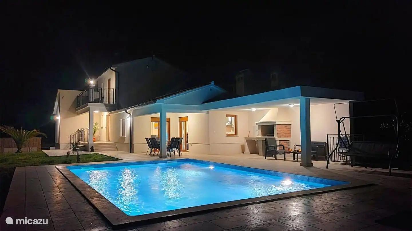 de villa 's avonds