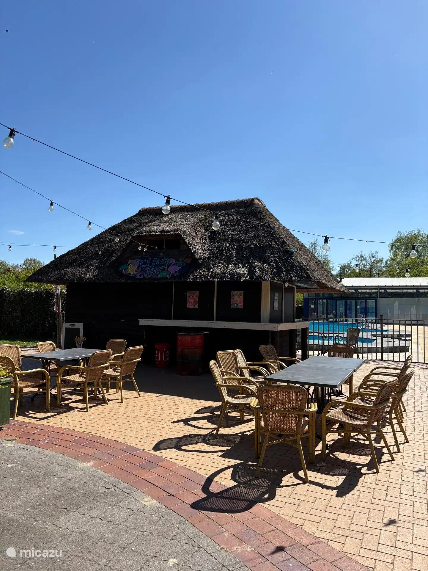 Zwembad bar, geopend in de zomer bij het zwembad op het park