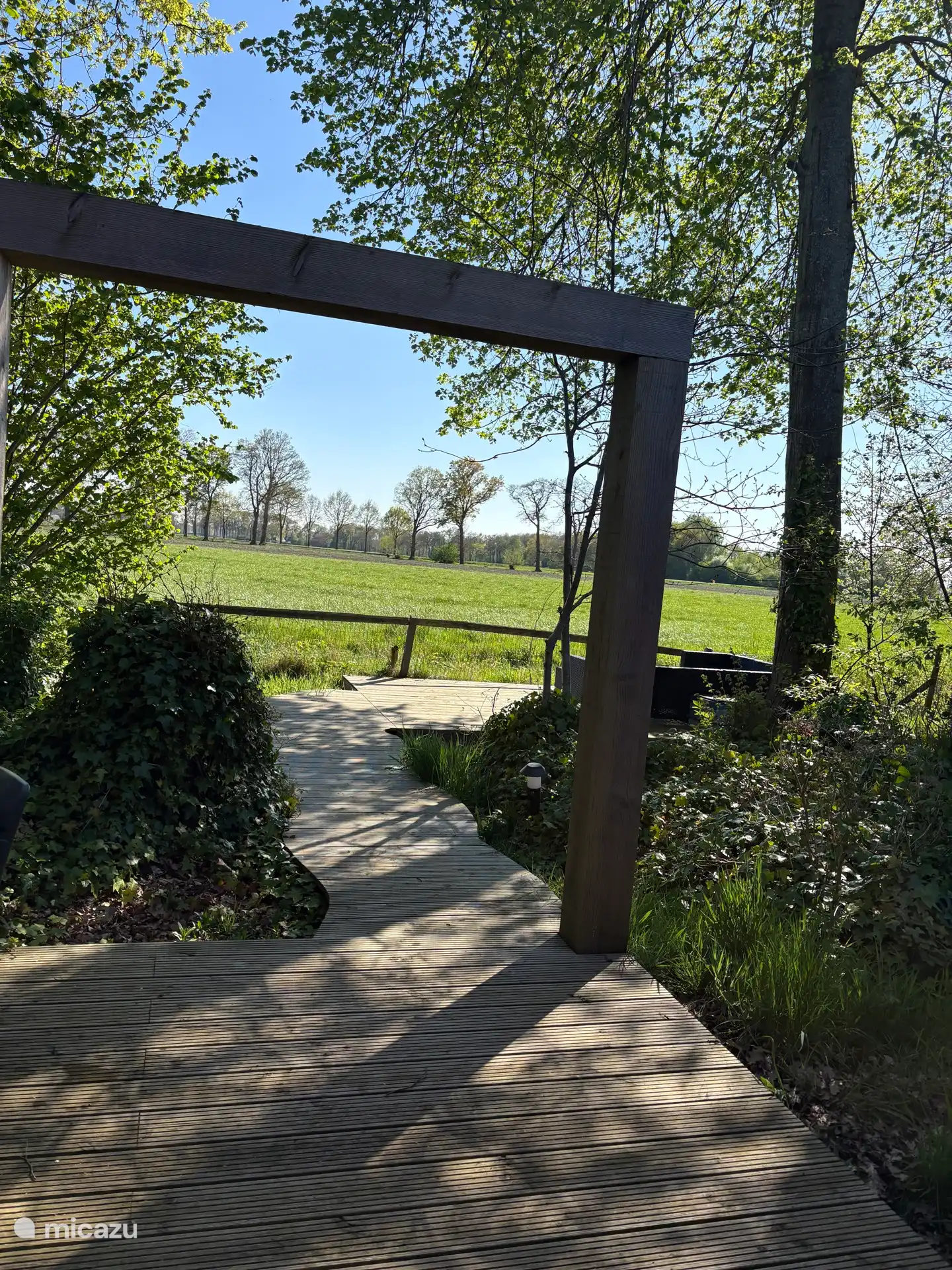 Prive tuin met lounge zithoek
