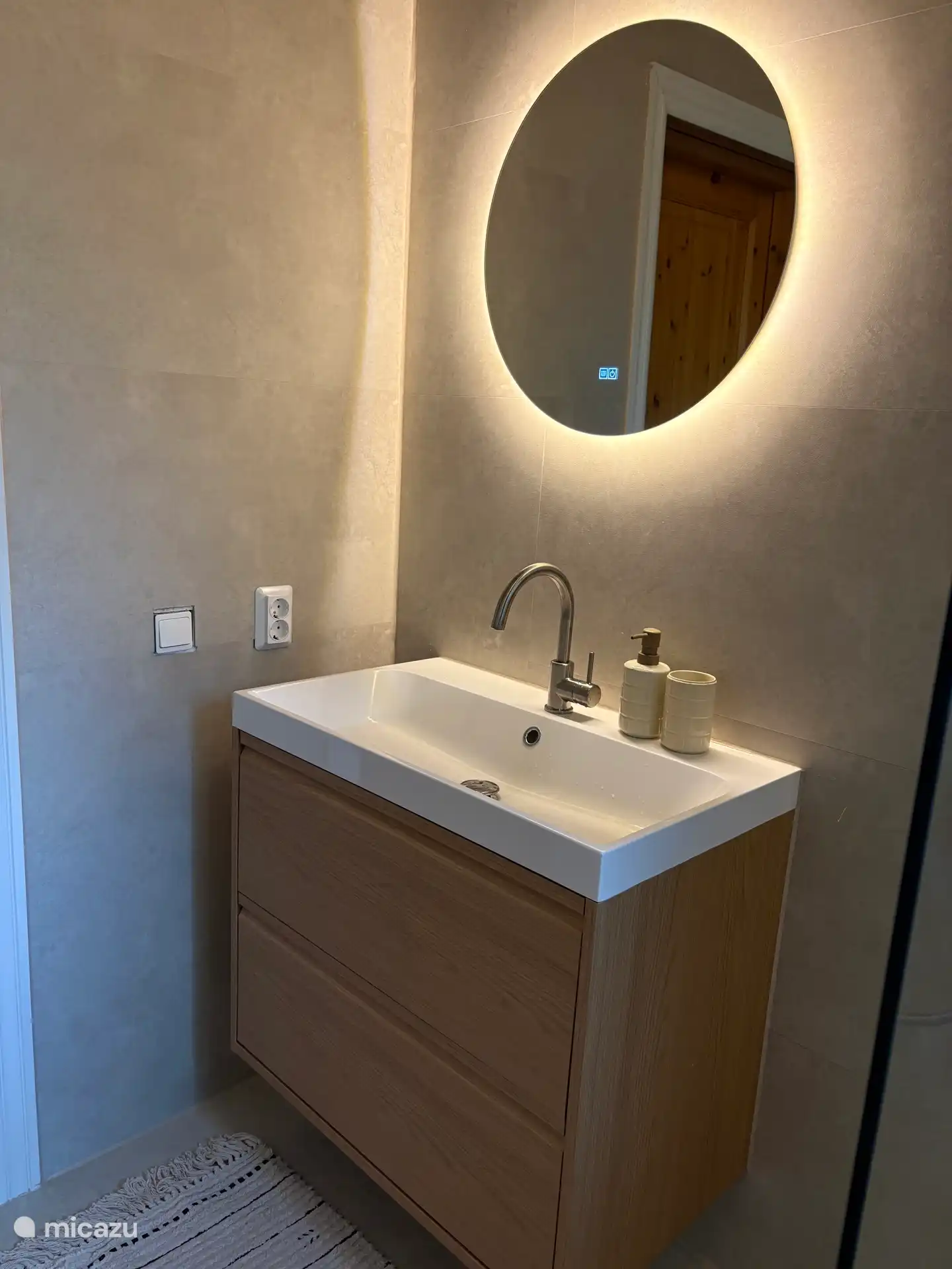Vernieuwde badkamer met spiegelverwarming en fohn