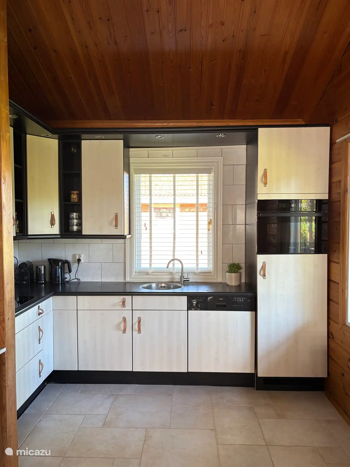 Compleet ingerichte keuken, combi oven, vaatwasser, koelkast, inductiekookplaat, melkopschuimer, koffie apparaat, waterkoker.