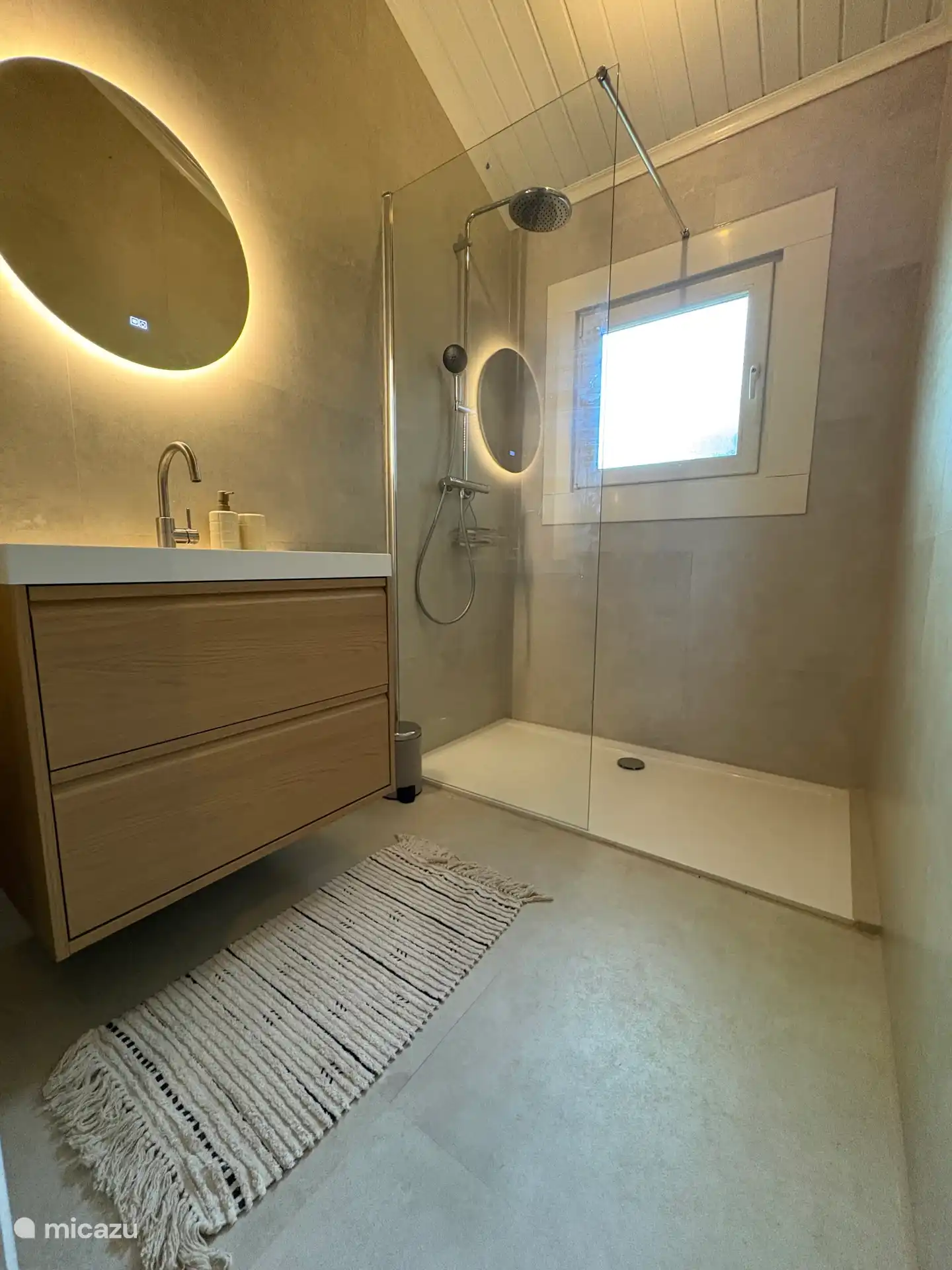 Complete badkamer met regendouche
