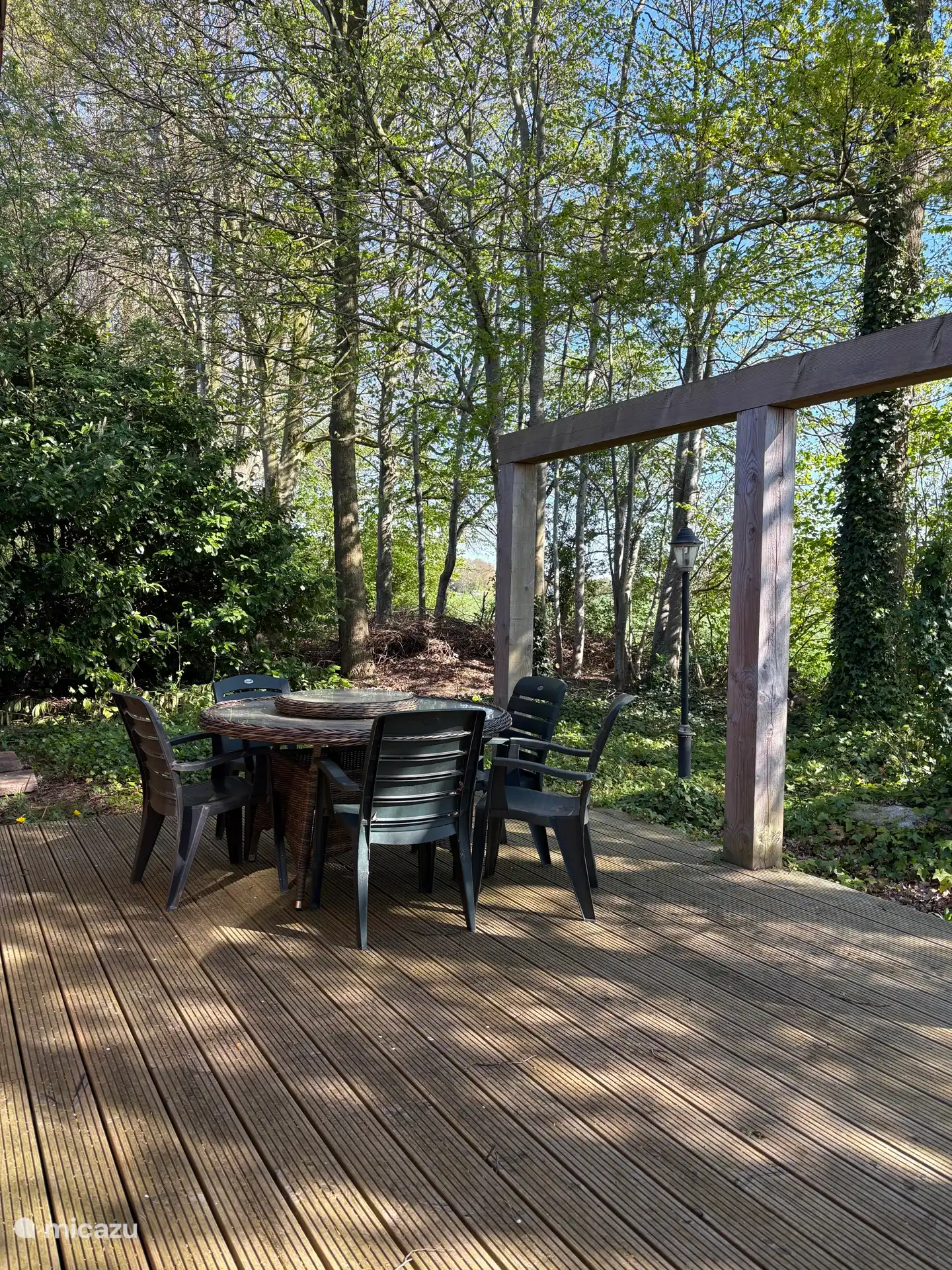 Prive tuin met eethoek