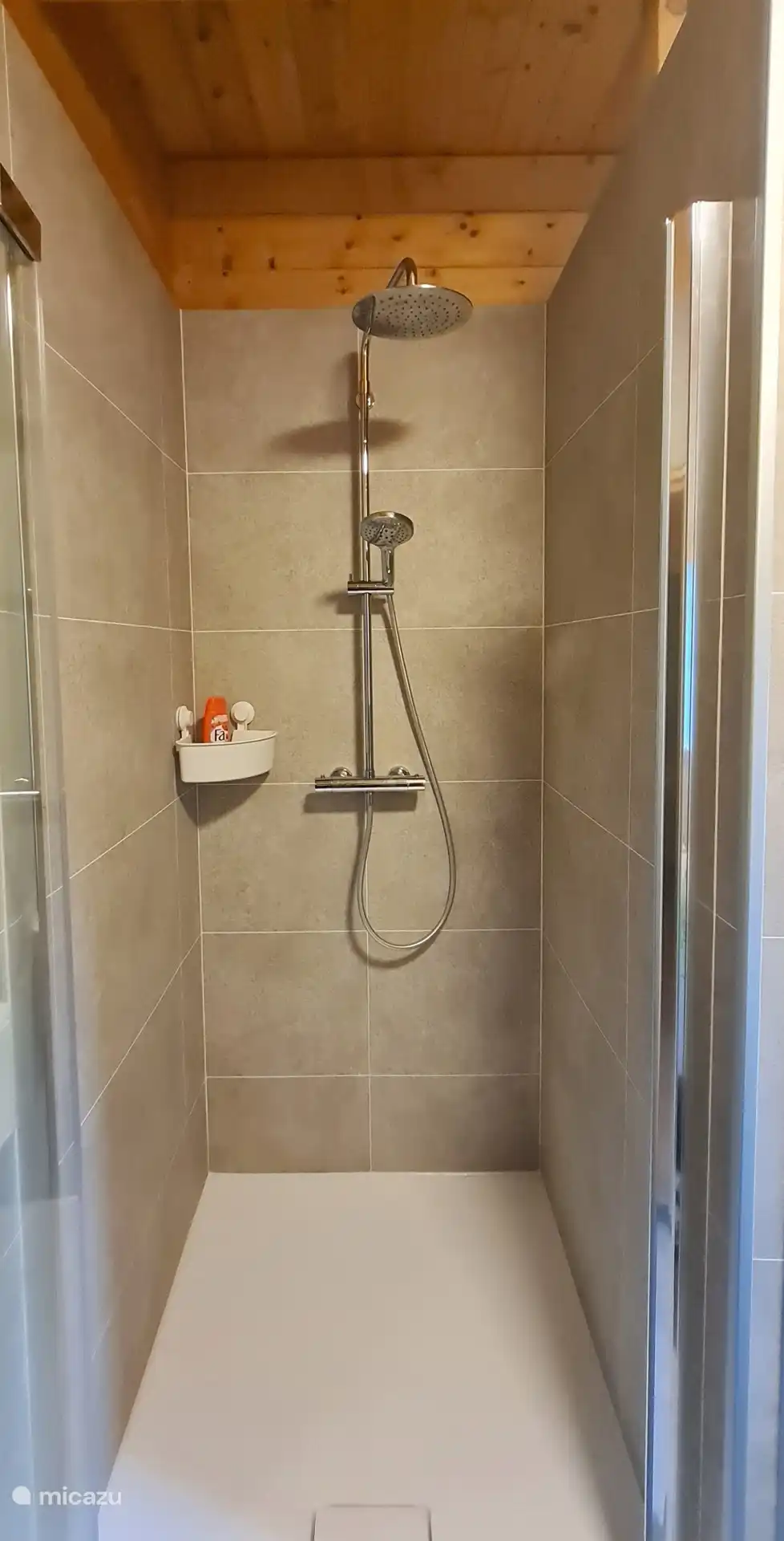 cabine de douche avec douche à effet pluie