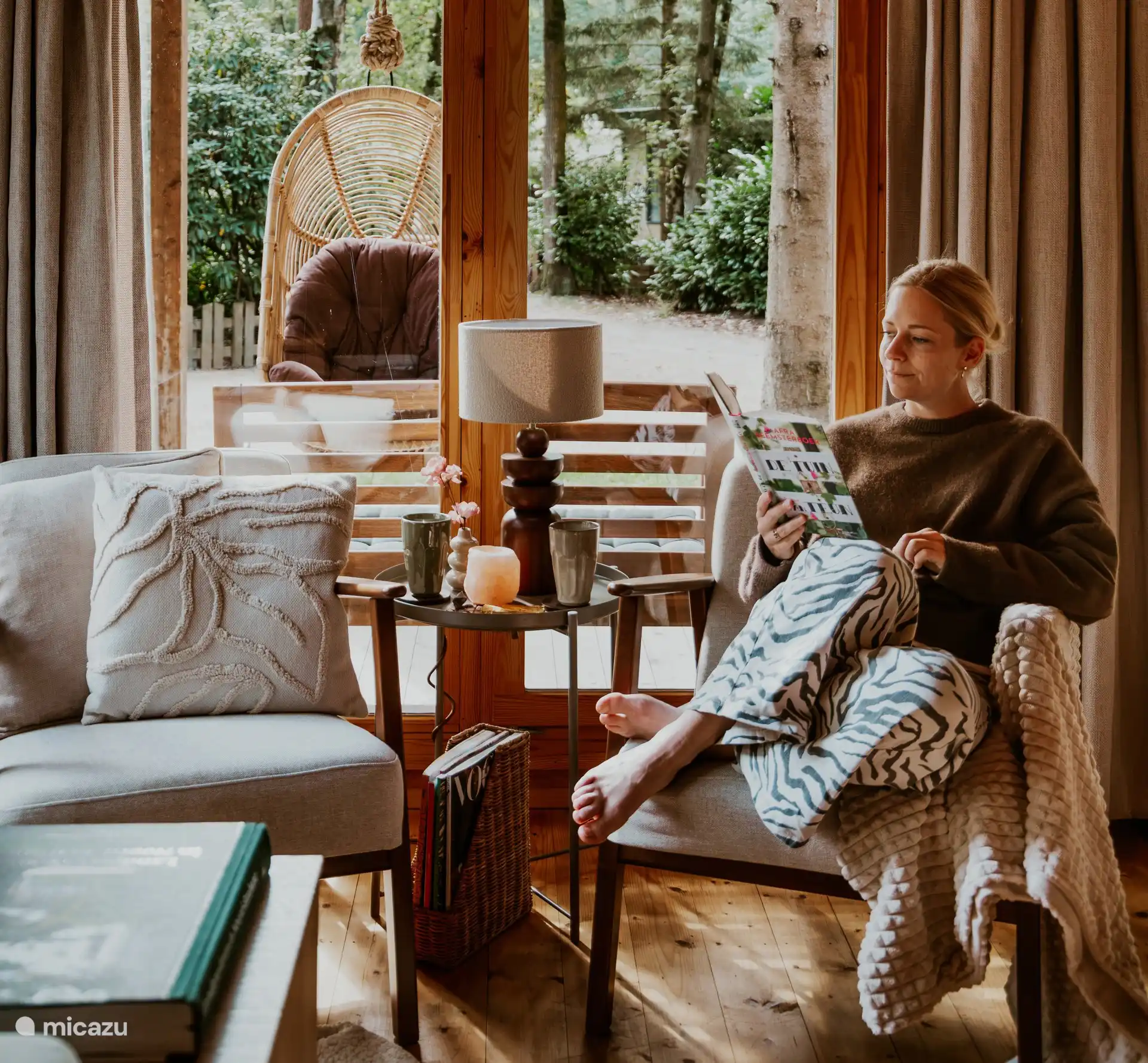 A relaxed start to the day: a cup of coffee with a good book in the reading corner.