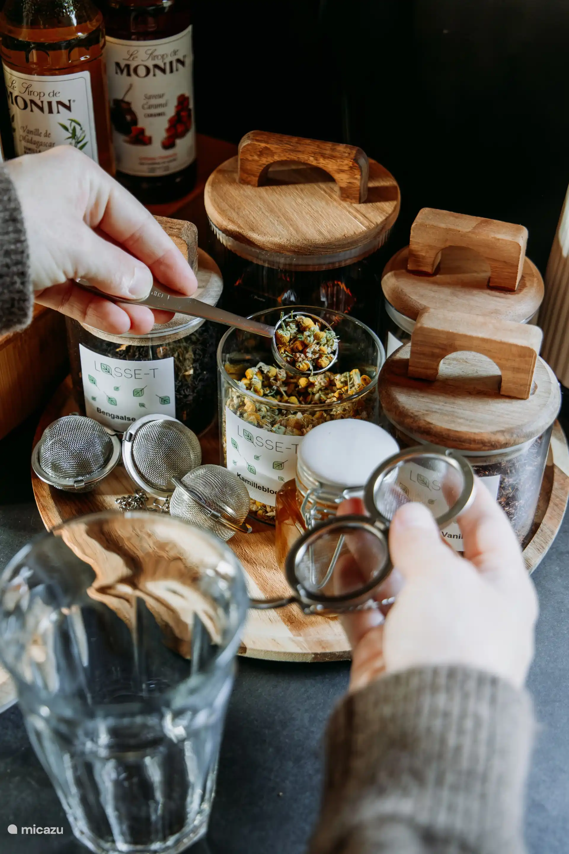 Four types of fresh tea are included.