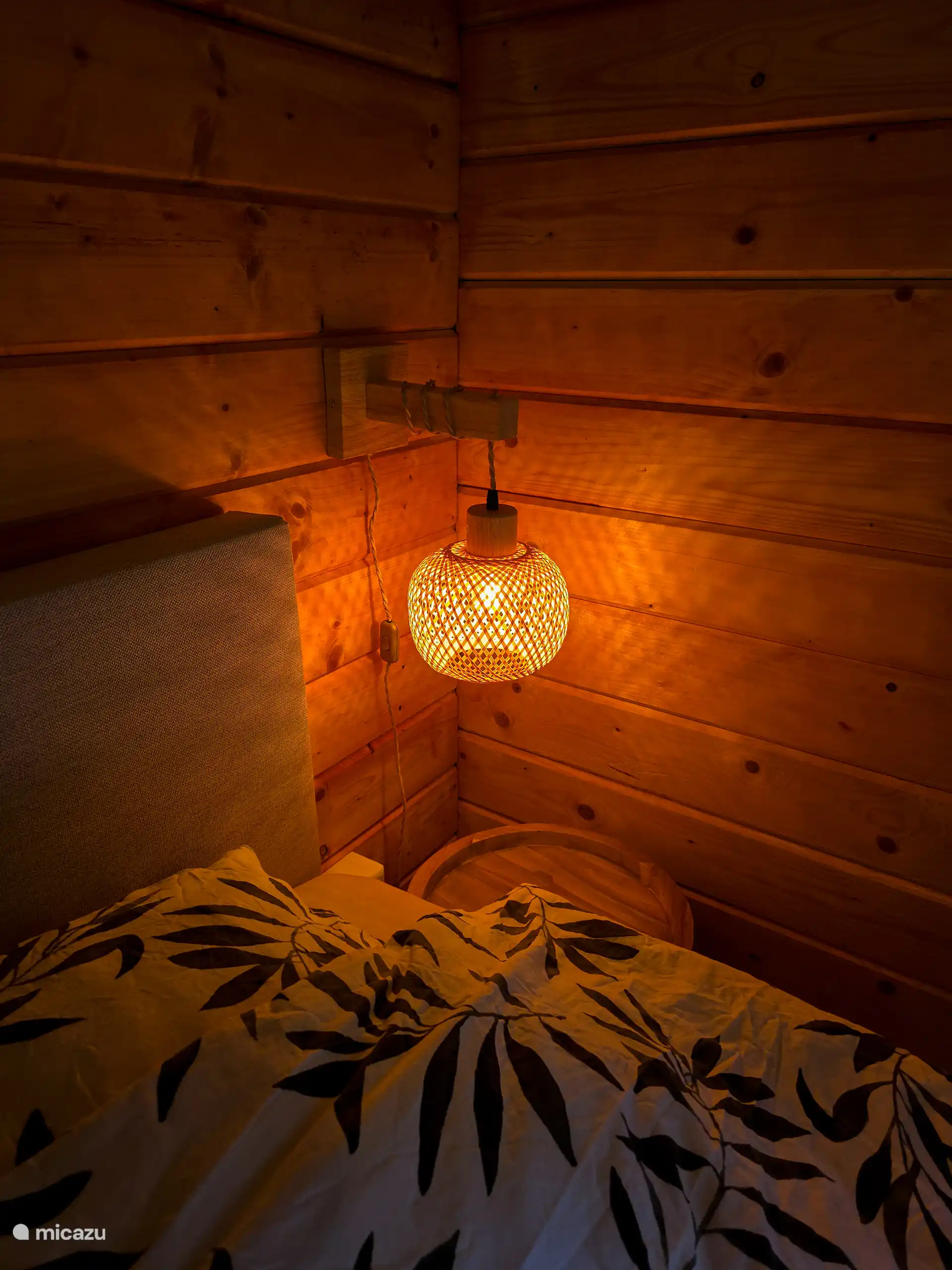 Foto en primer plano de las luces nocturnas del segundo dormitorio