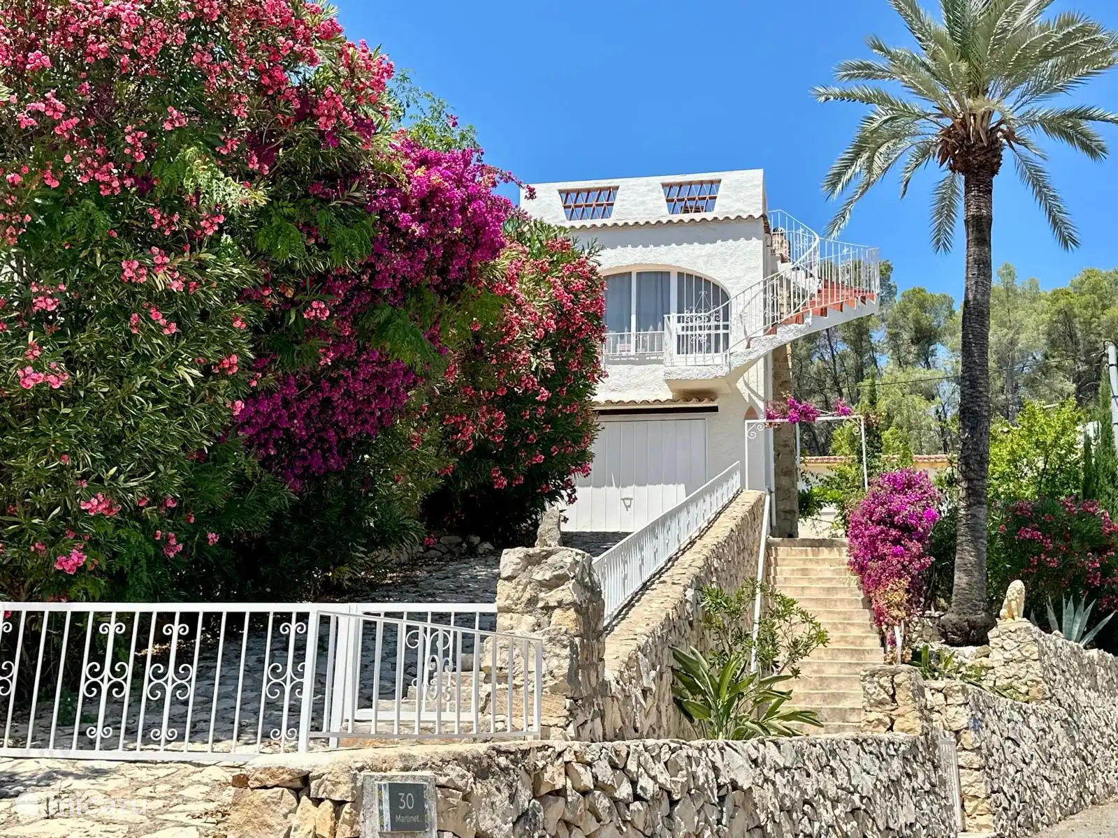casa Querencia, hoofdentree vanaf de straat