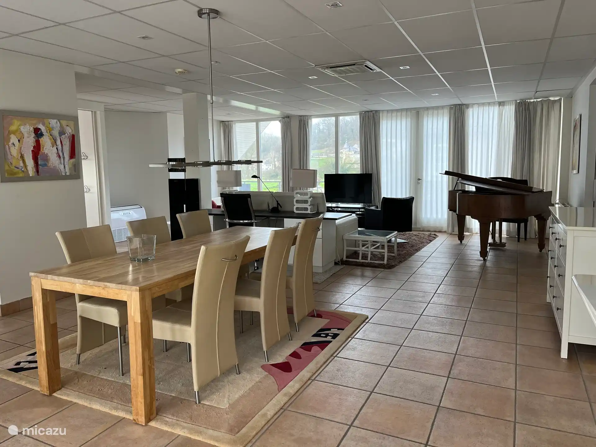 Woonkamer met piano