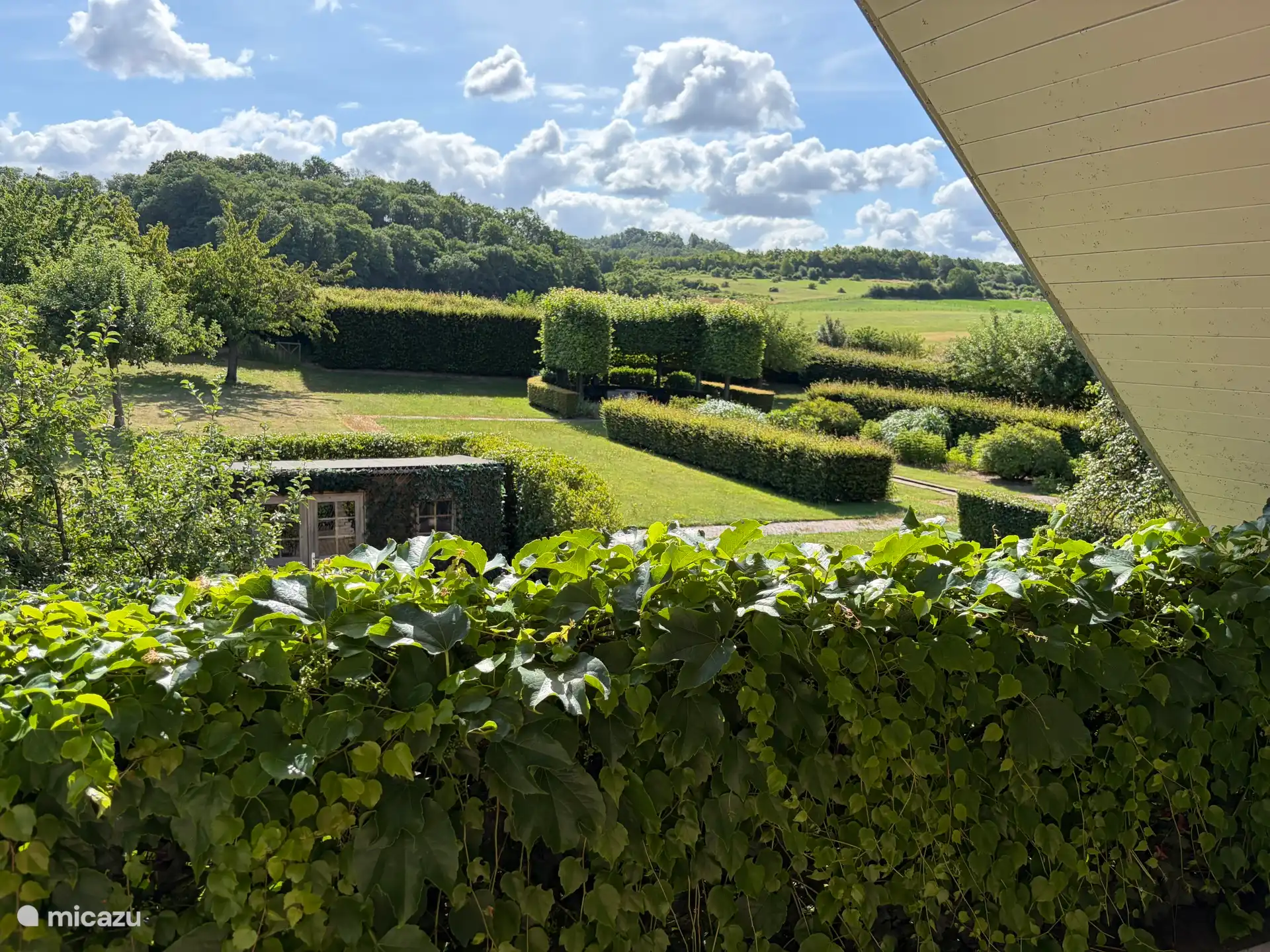 Blick vom Fenster Küche auf
Clasina-Garten mit sehr langen Rosen. 
Wunderschöner Garten, entworfen vom Heerenhof Maastricht. 