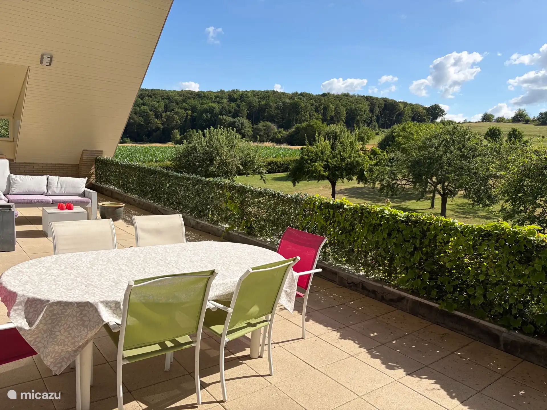 Eine große, schöne Terrasse mit ungehindertem Blick auf den Obstgarten und den St. Pietersberg. Völlig verschieden. 
Obstgarten:
Kirsche, Mirabelle, Pflaume, Birne, Apfel