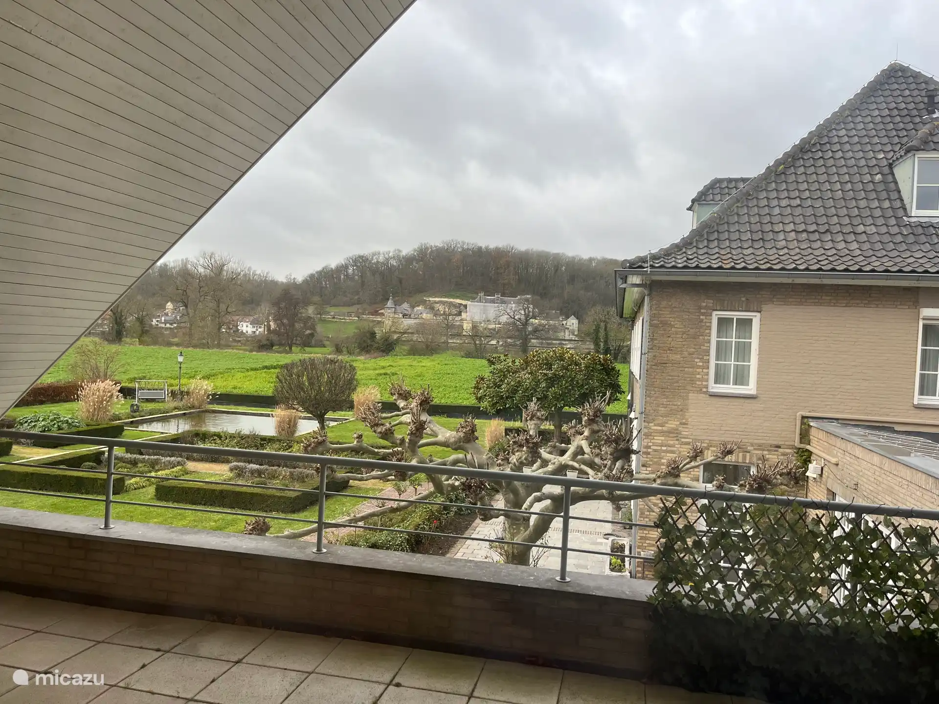 Prachtig uitzicht op Chateau Neercanne. 
Een terrassenkasteel met Auberge en restaurant