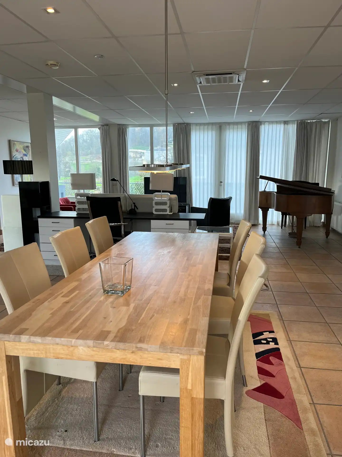 Woonkamer met piano