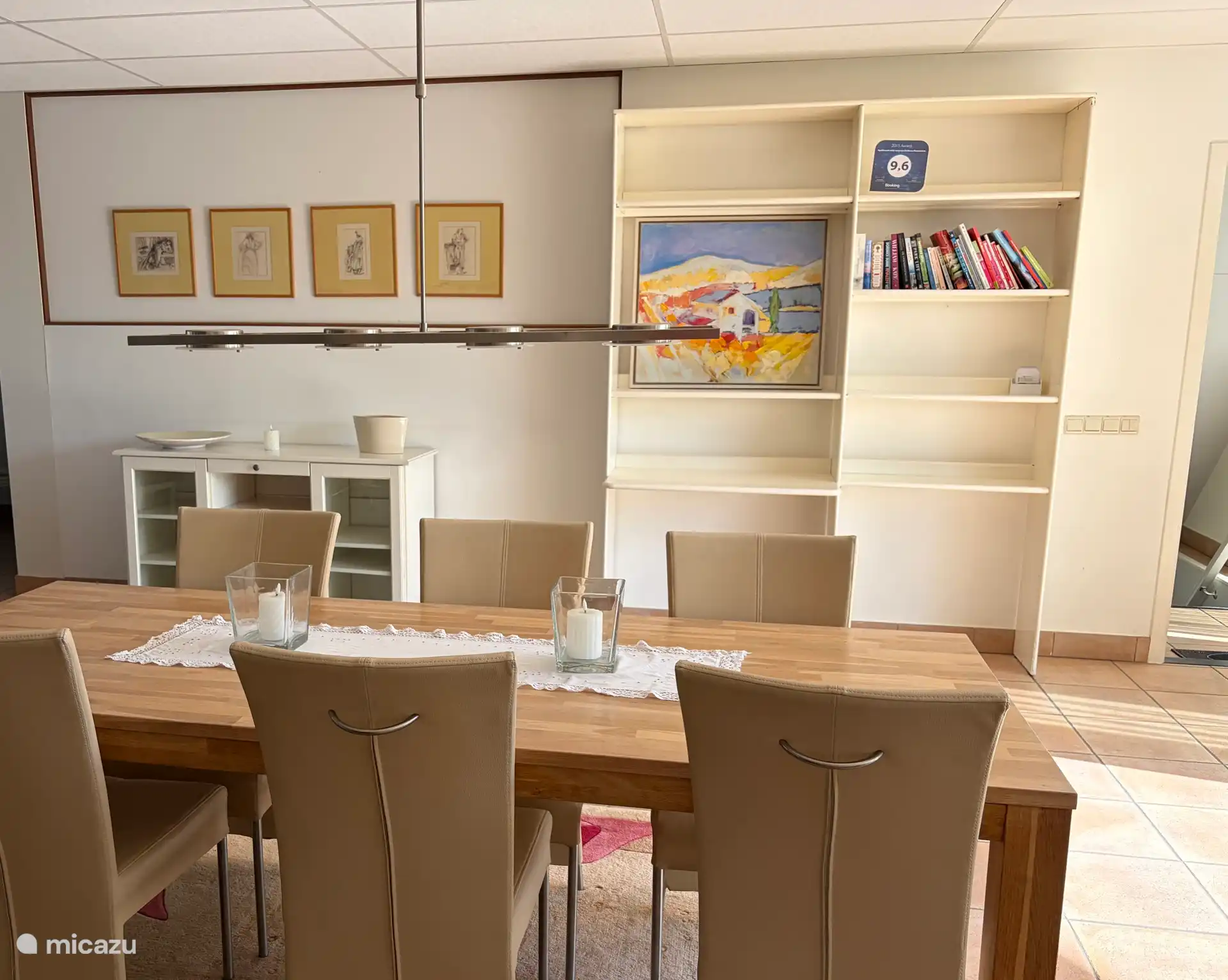 Essbereich mit Wandschrank. 
Gemälde von Clasina