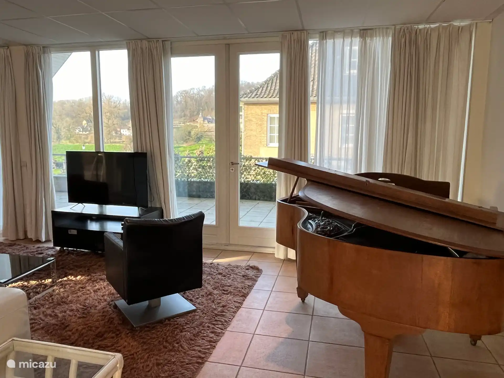 Woonkamer met piano