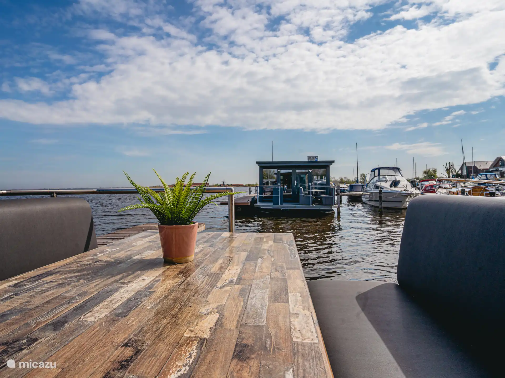  Houseboat Uitgeest aan het Water  in Netherlands, North Holland, Uitgeest - rv / yacht / houseboat