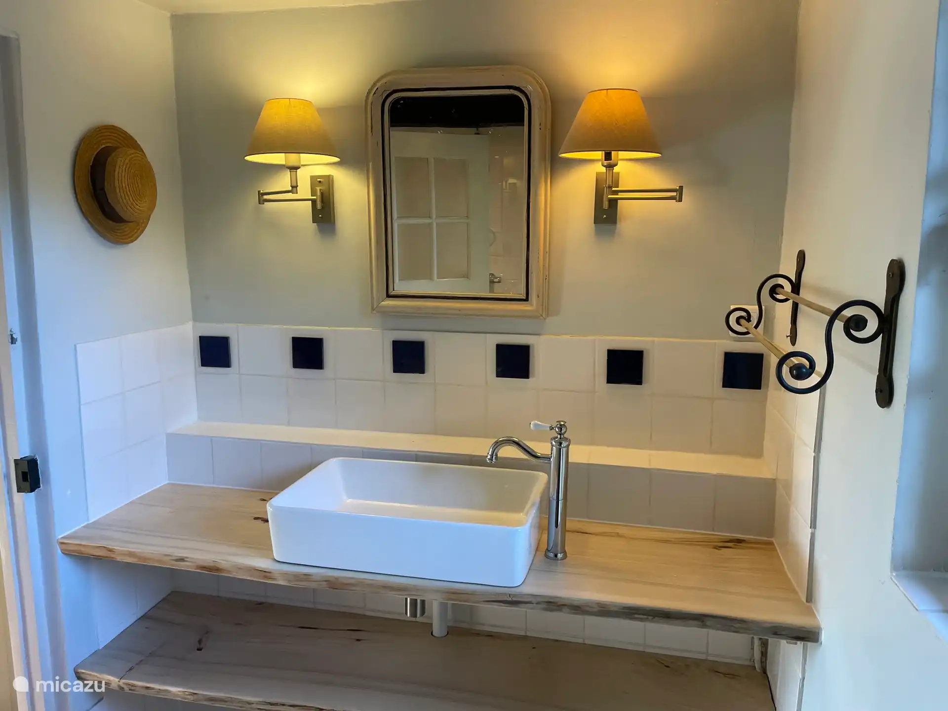 Lavabo espacioso de estilo clásico
