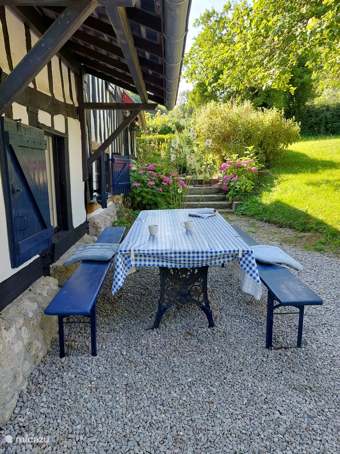 Frente a la mesa para las largas tardes y el sol de la tarde.