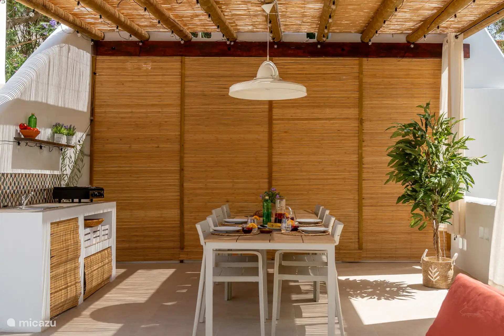 Pergola mit 2 separaten Esstischen mit jeweils 4 Stühlen