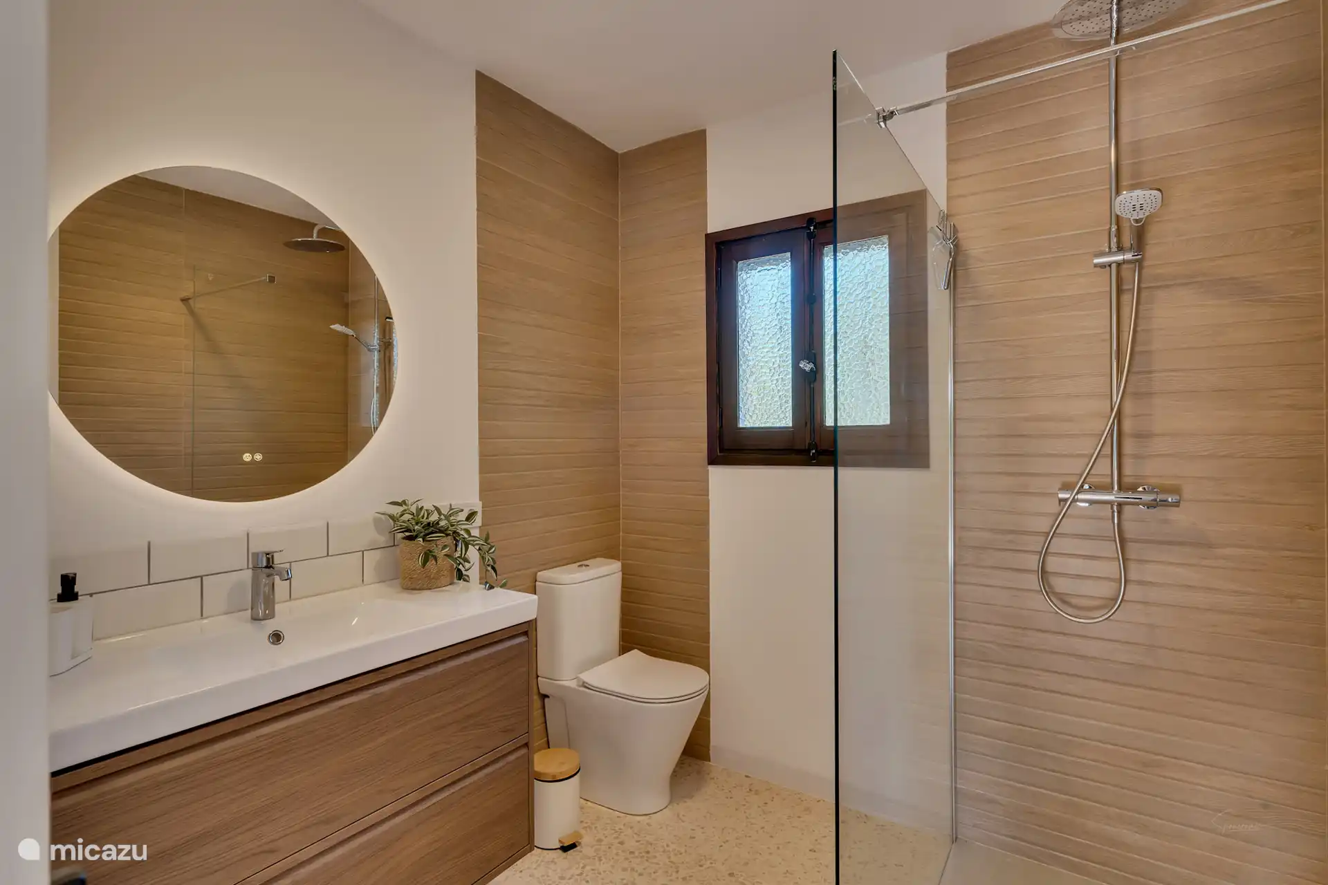 Neues Badezimmer (2026) mit großem Waschtisch, Toilette und Regendusche