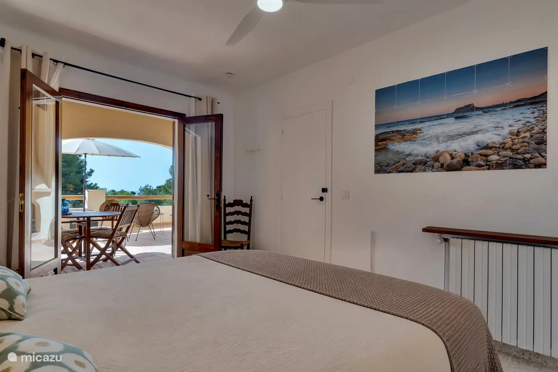 Schlafzimmer mit Terrassentüren zu Naya