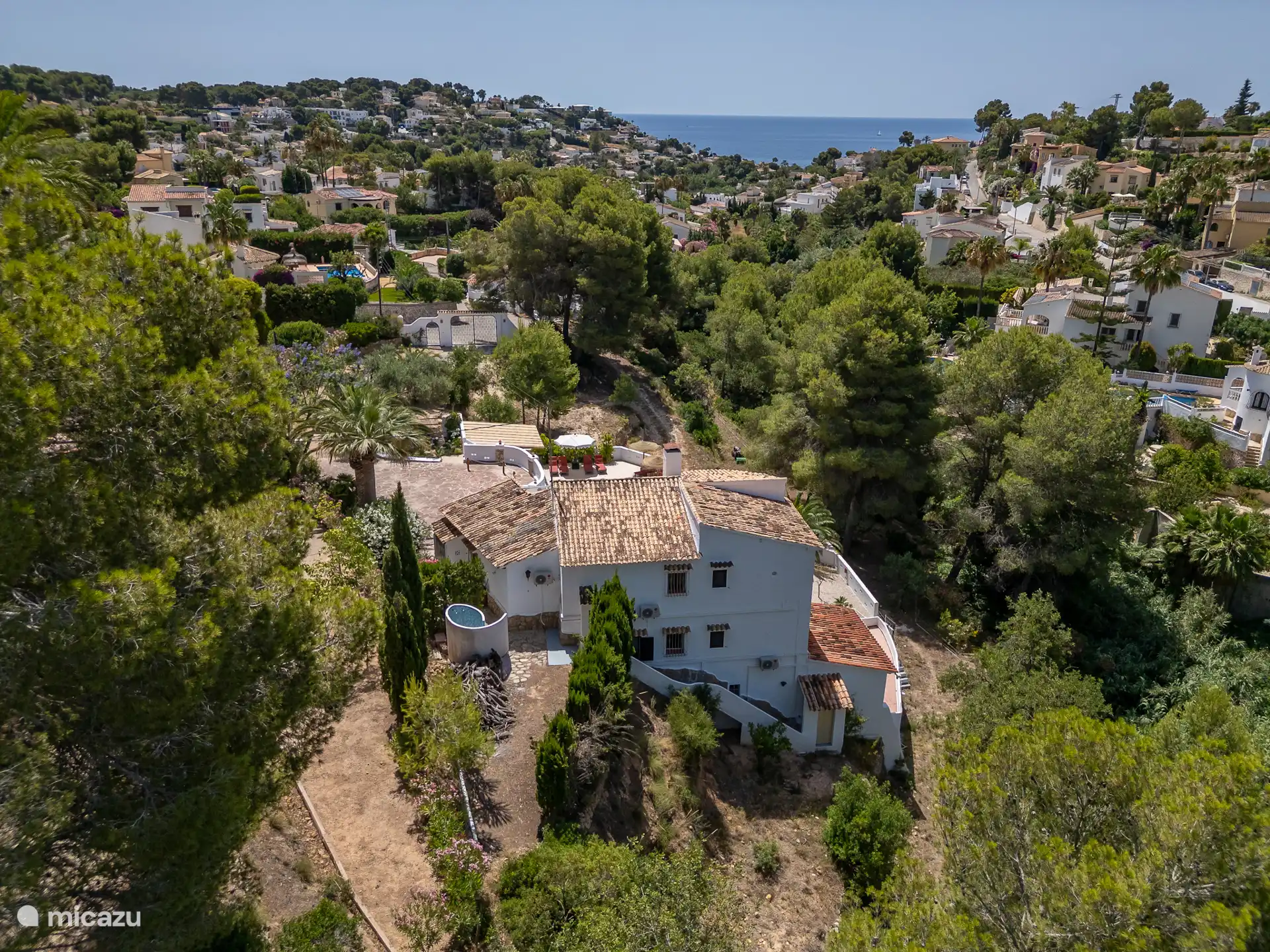 Zwischen den Kiefern und dem Meer. von der Rückseite des Hauses über das Haus mit Blick aufs Meer