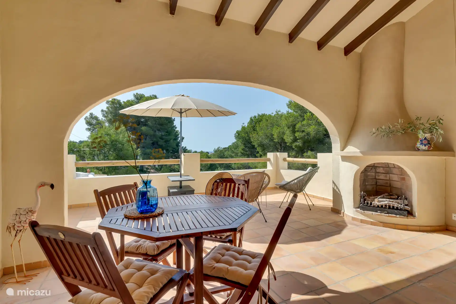 Die großzügige Naya (halb überdachte Terrasse von 25 m²) mit Meerblick. 